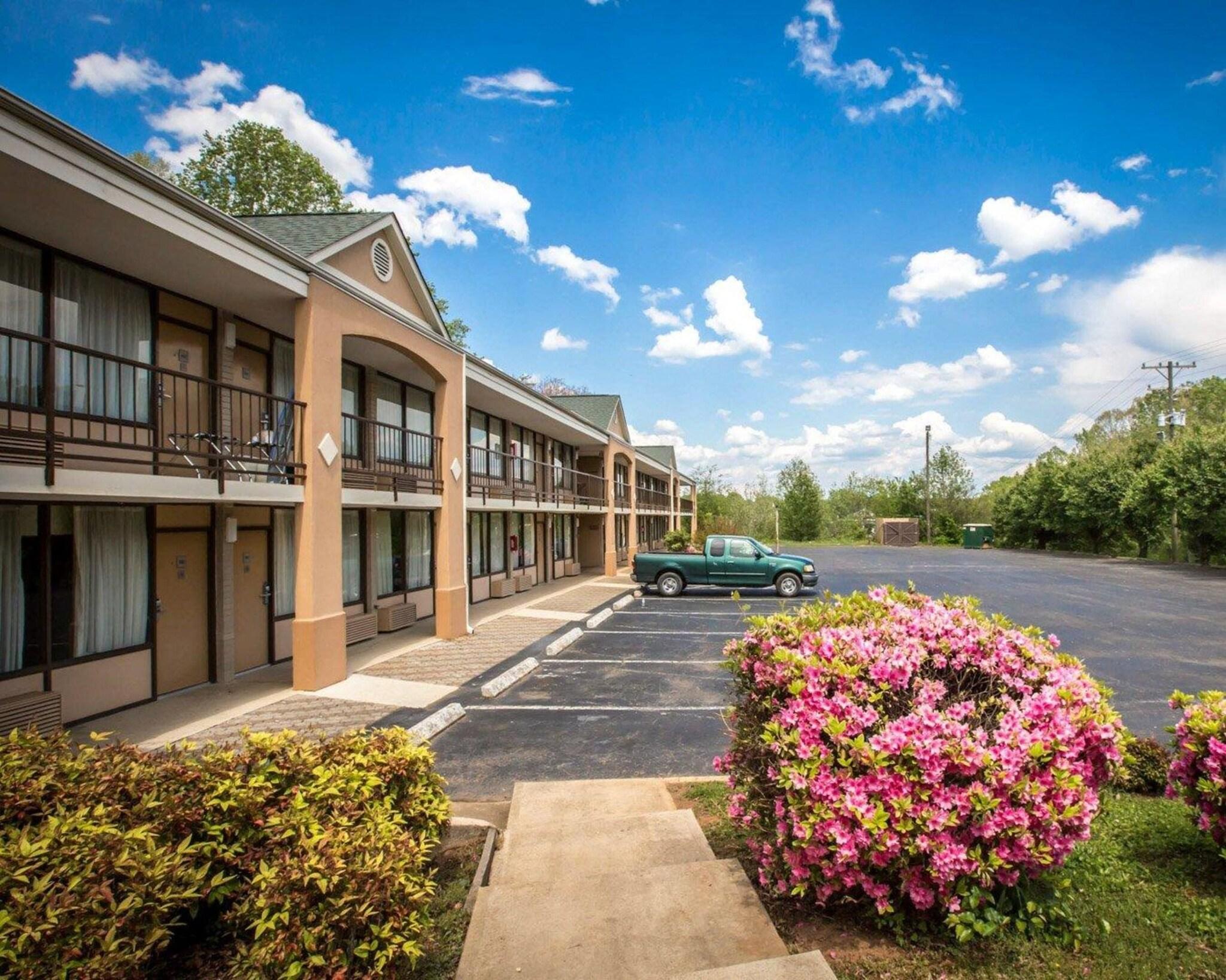 Vista Exterior Americas Best Value Inn Pilot Mountain
