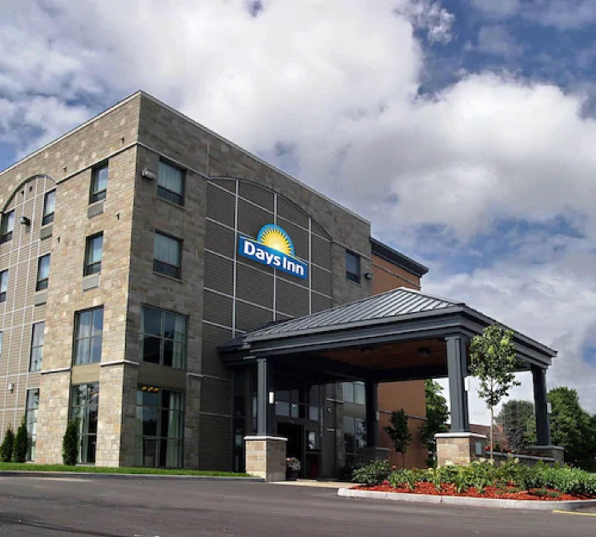 Vista Exterior Days Inn by Wyndham Levis