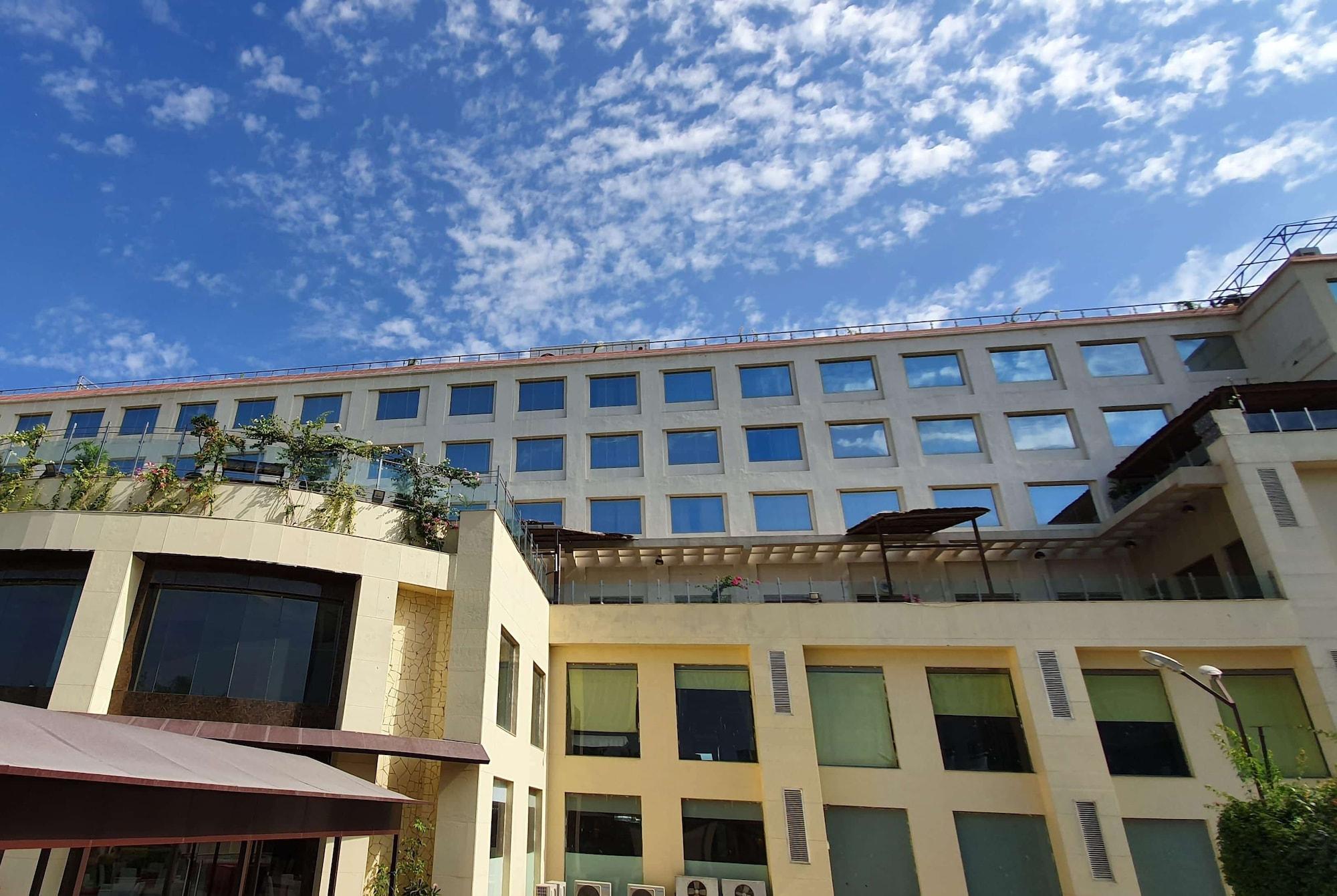 Vista Exterior Ramada by Wyndham Neemrana