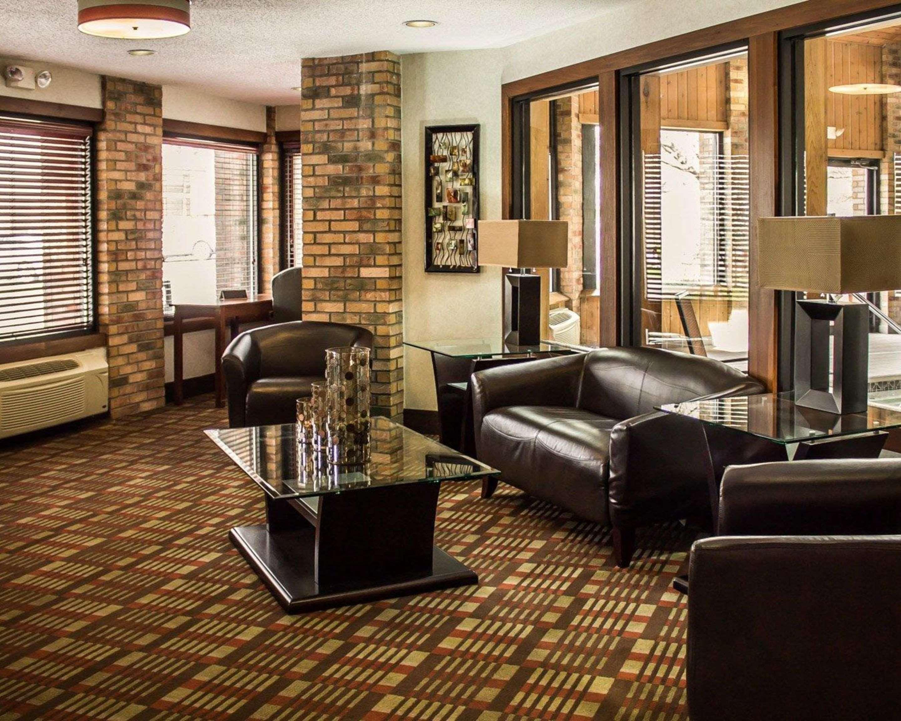 Vista Lobby Quality Inn East Liverpool