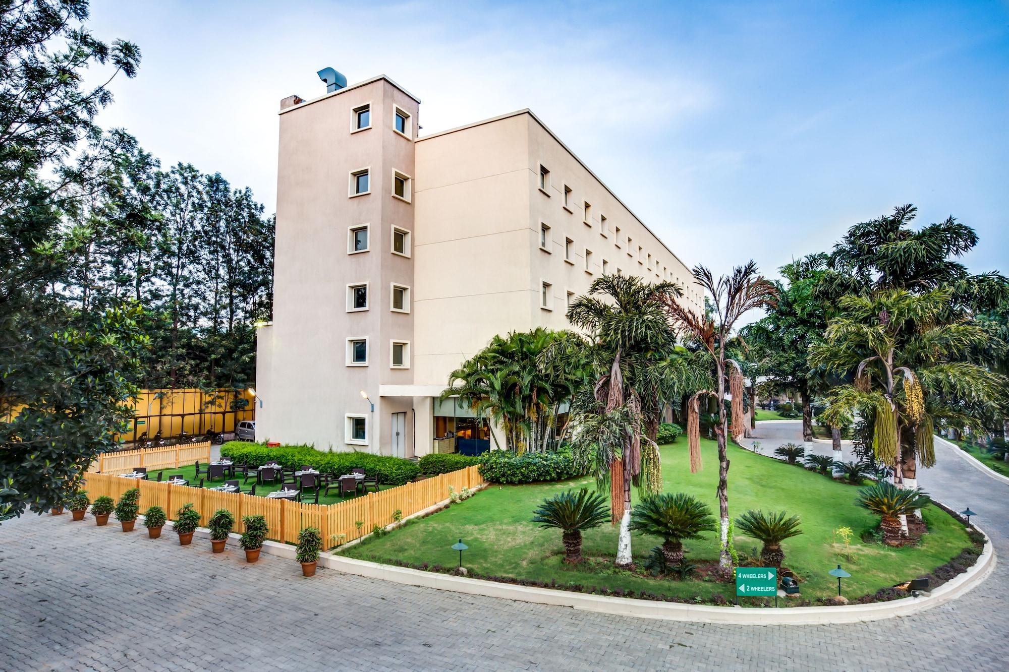 Vista Exterior Radha Hometel Whitefield