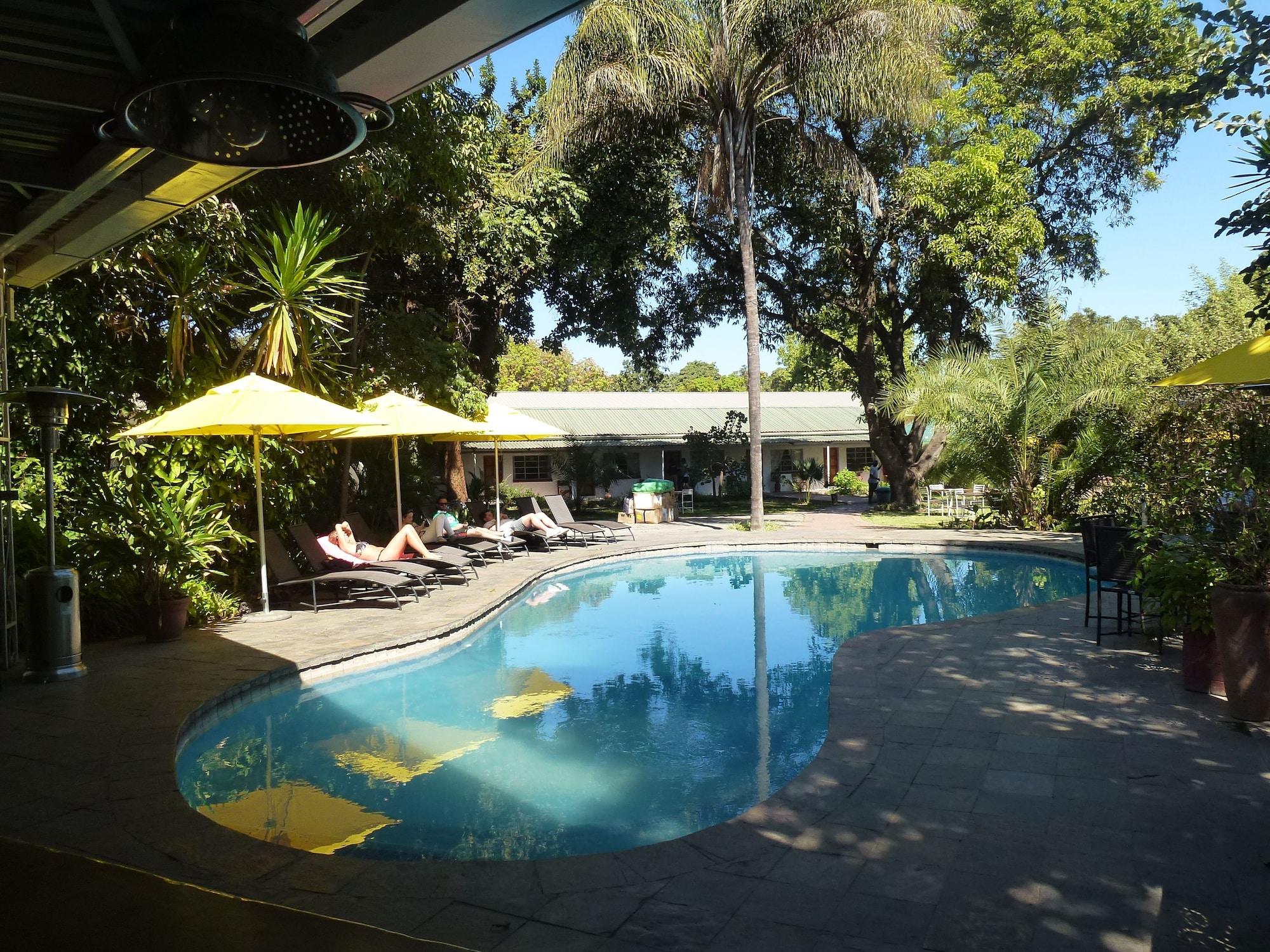 Vista Piscina Fawlty Towers Guest House