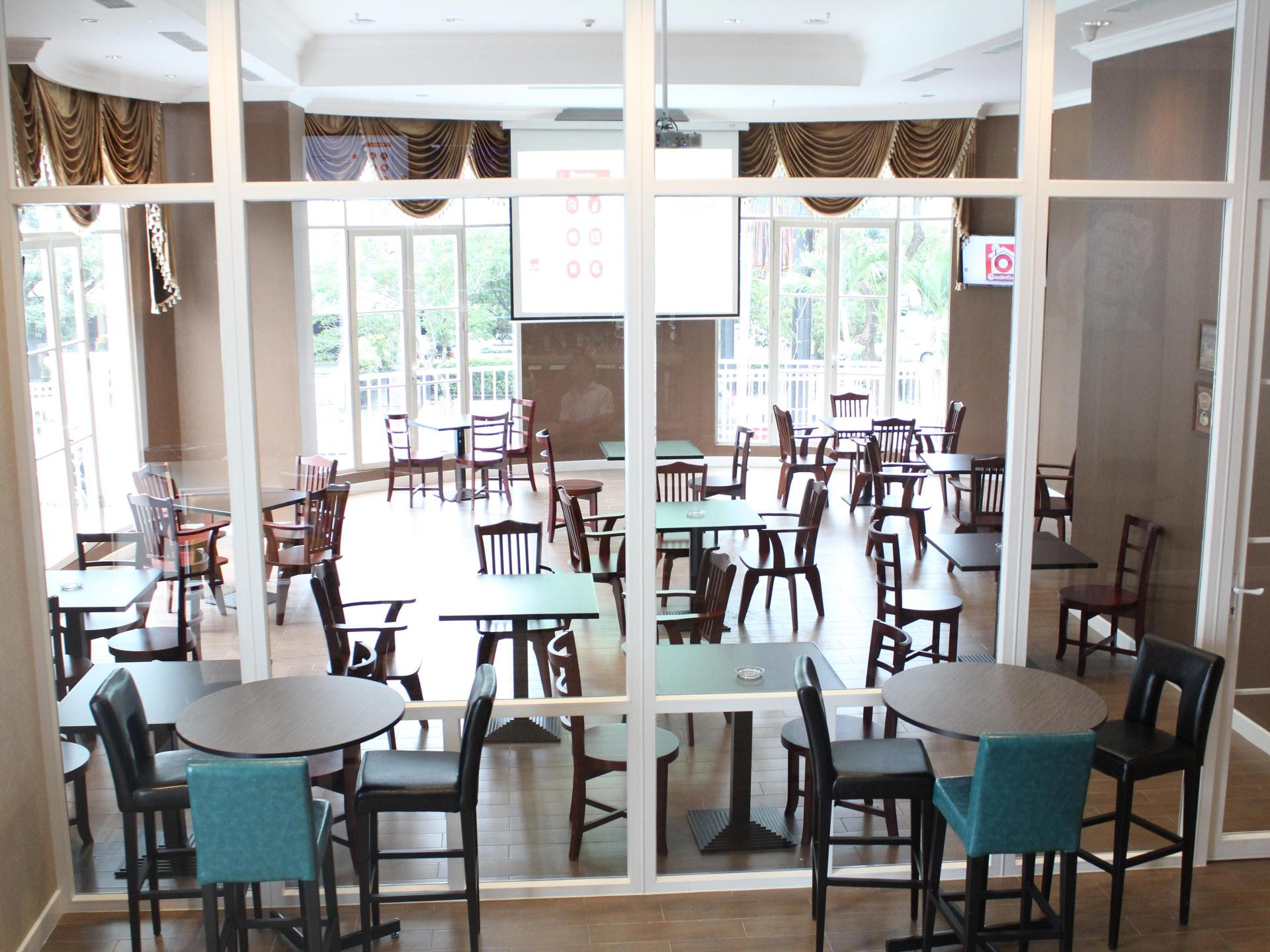 Bar/Salón Adimulia Hotel Medan