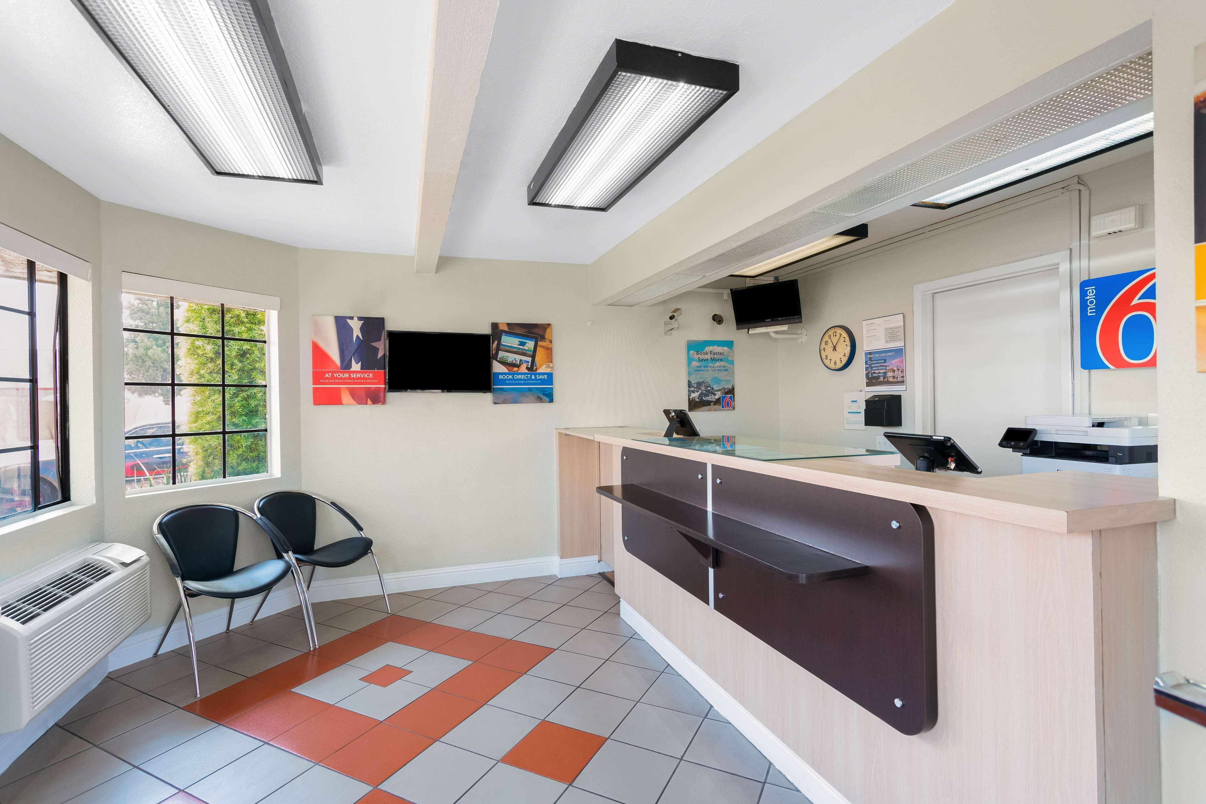 Vista Lobby Motel 6 Merced, CA - North