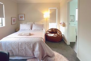 Alquiler Vacacional - Canvas of Comfort — A Modern Townhouse of Four Suites