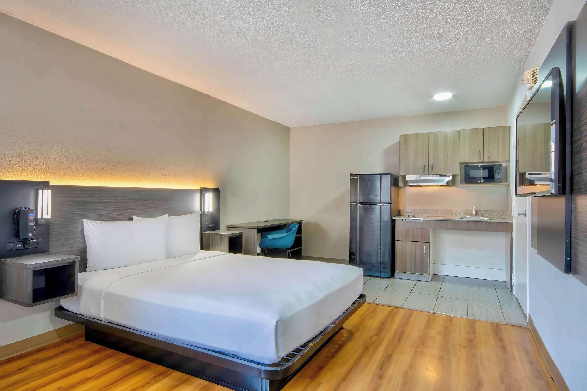 Varios Studio 6 Austin, TX - Midtown