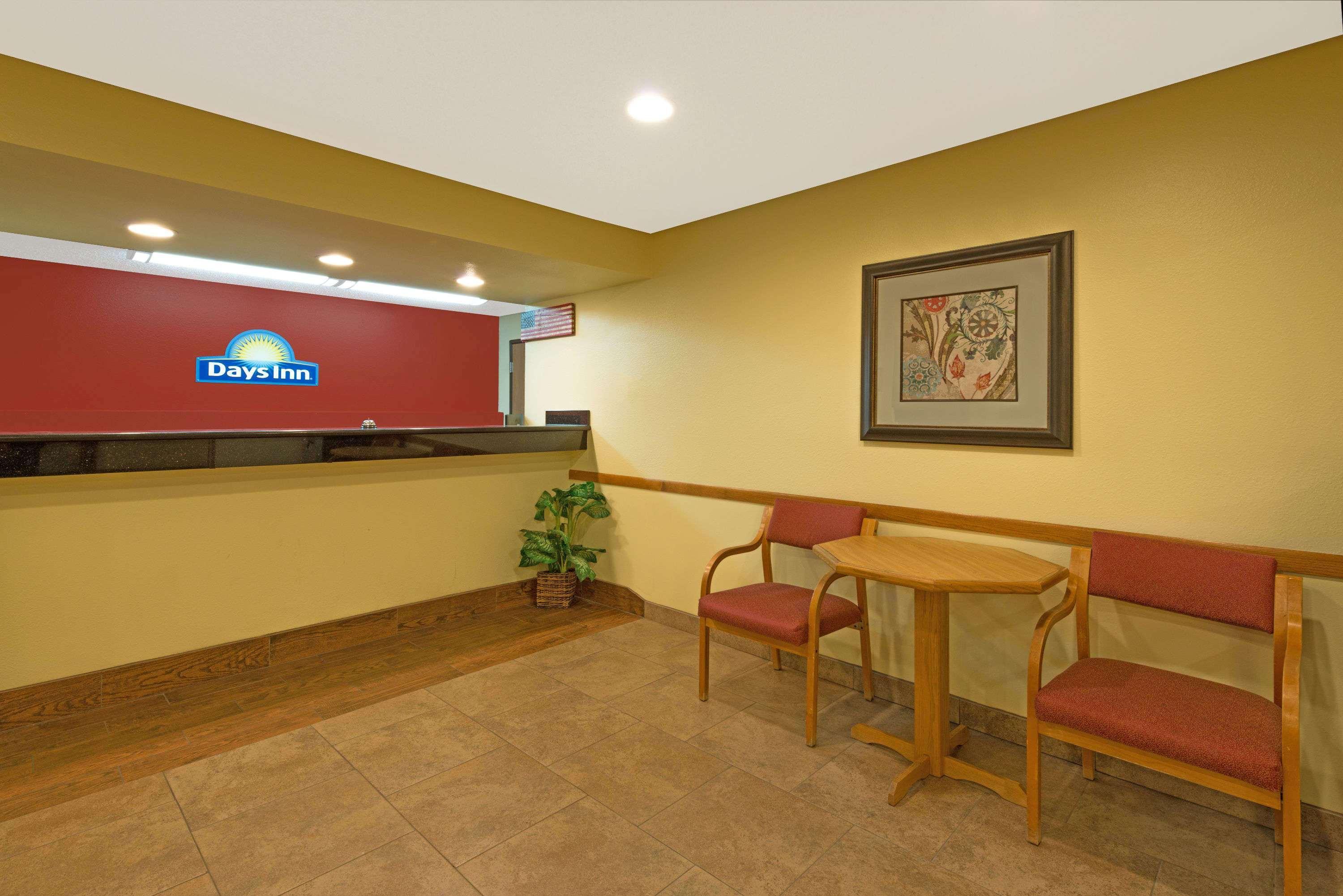 Vista Lobby Days Inn by Wyndham Cameron
