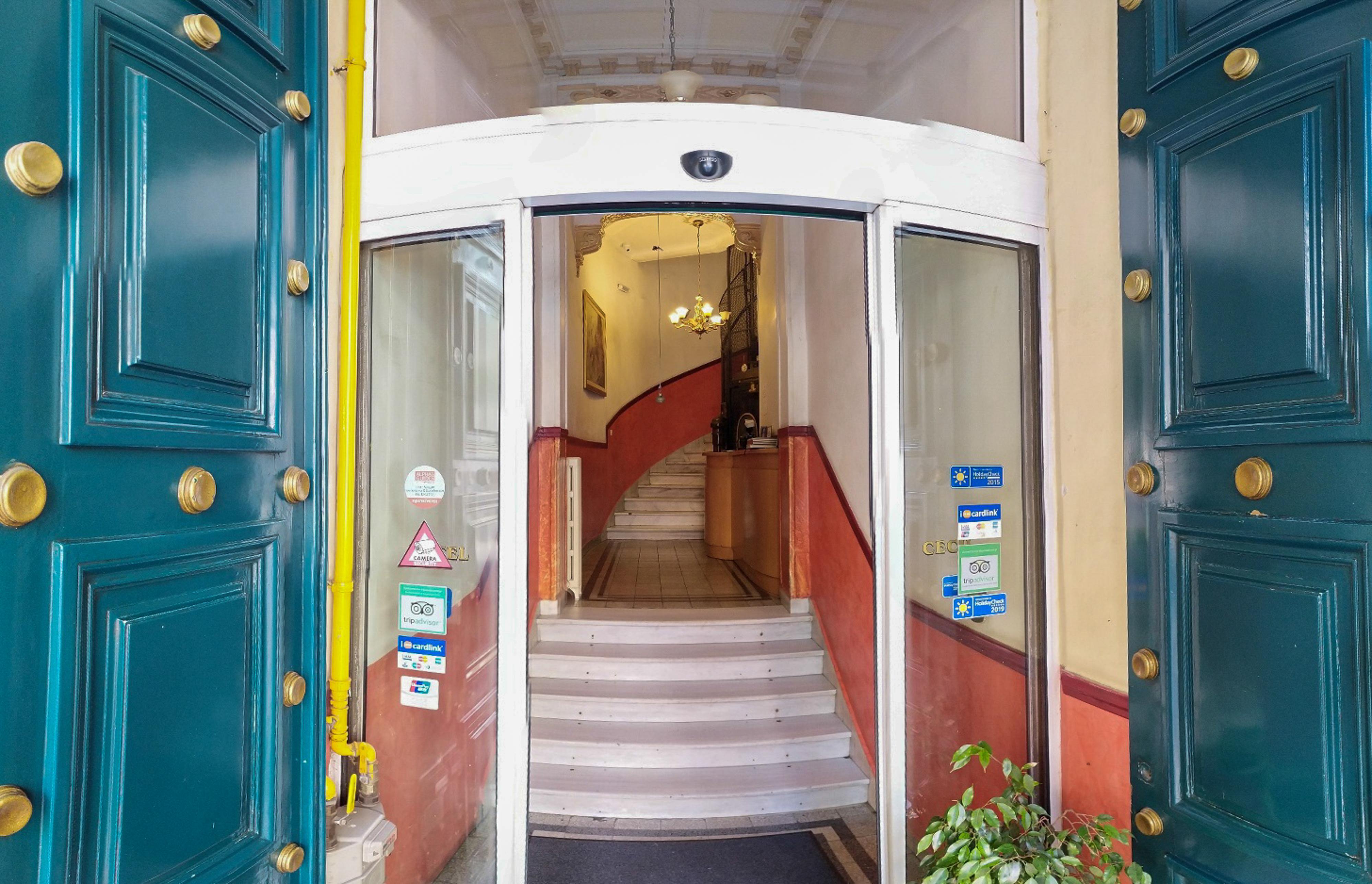 Vista Lobby Cecil Hotel