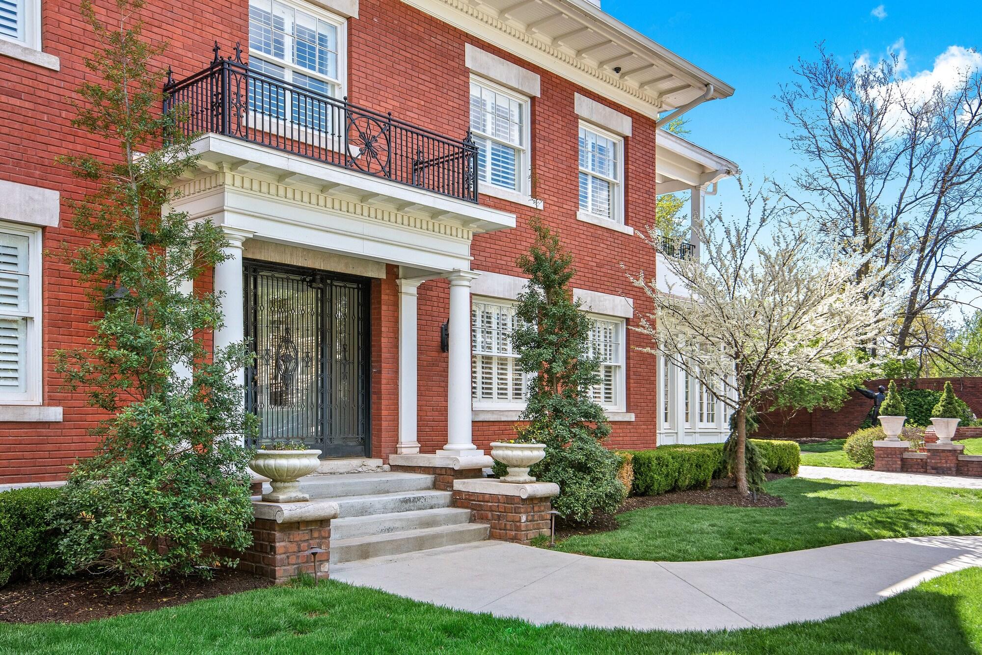 Varios Oak Street Mansion