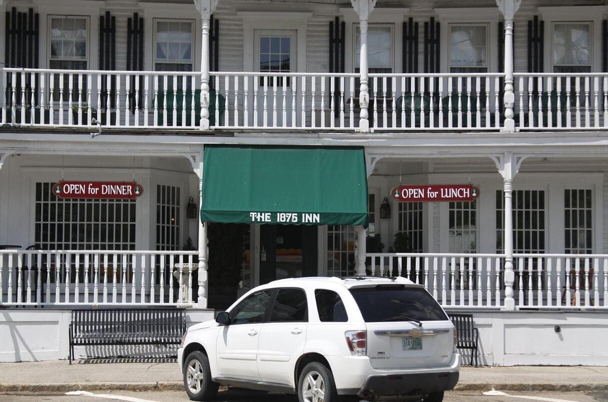 Vista Exterior Tilton Inn