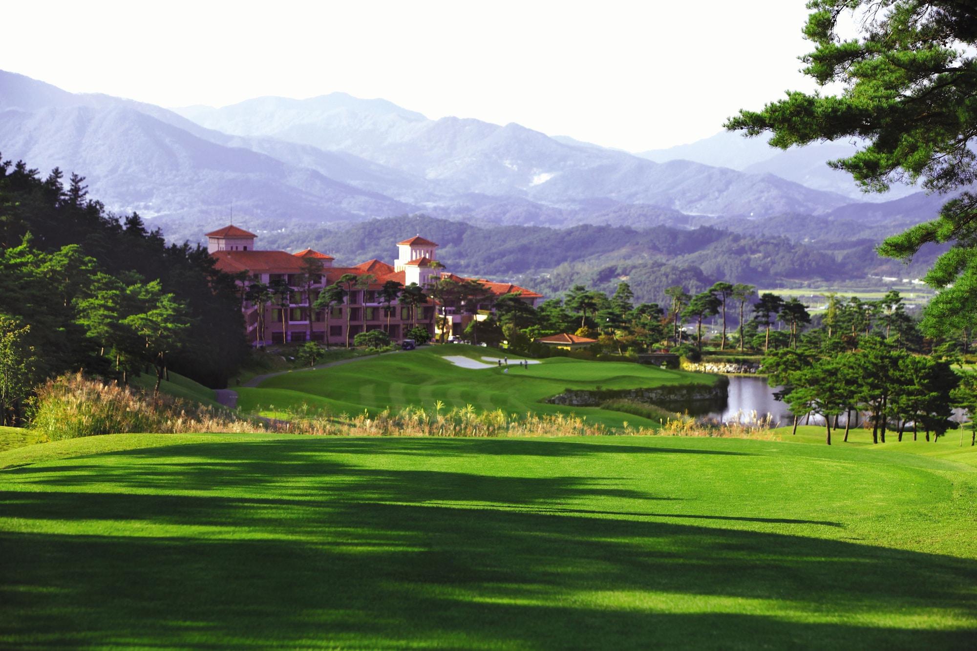 Varios Pinehills Hotel