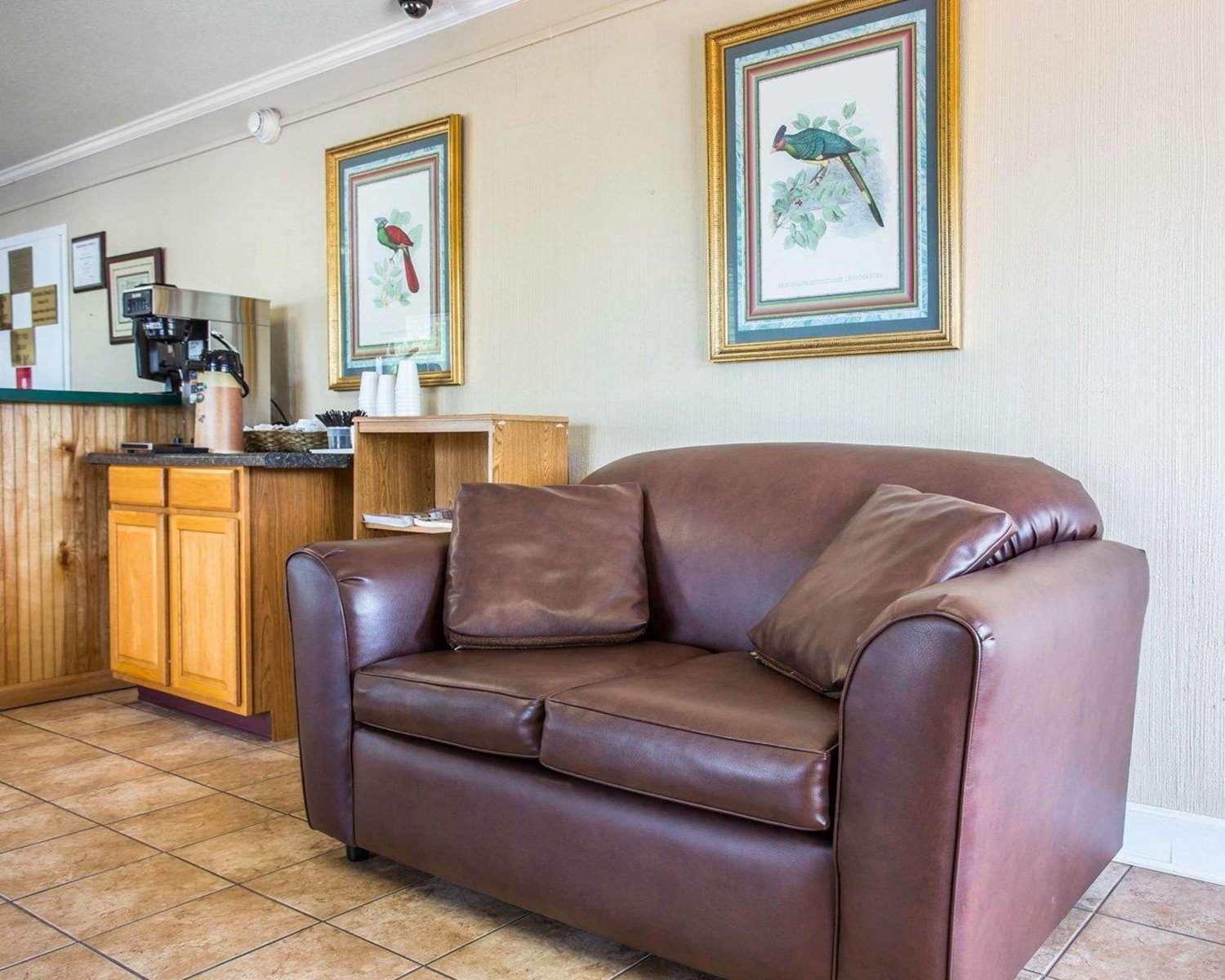 Vista Lobby Motel 6 Summerville, SC – Azalea Square