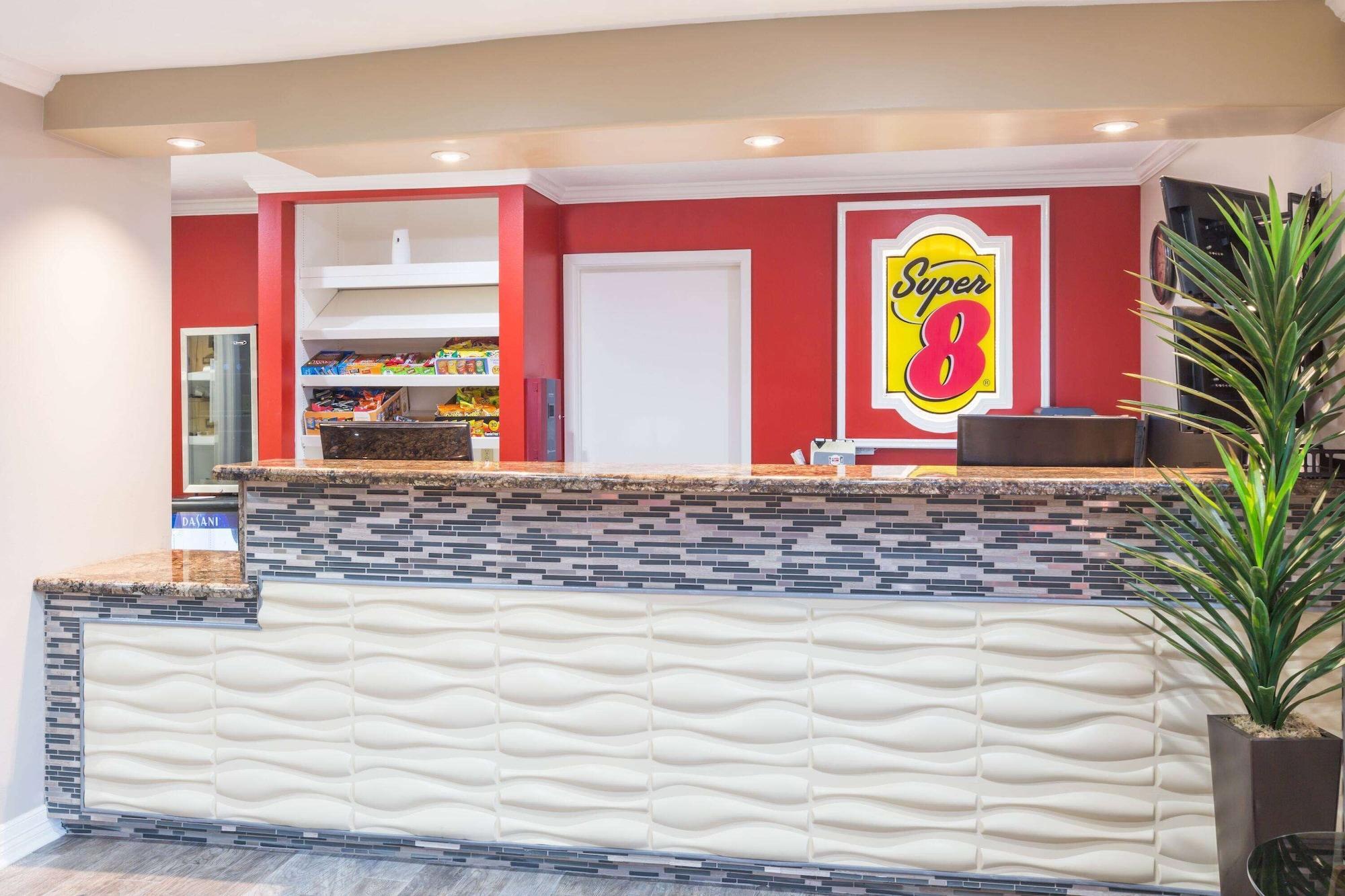 Vista Lobby Super 8 by Wyndham Houston/NASA