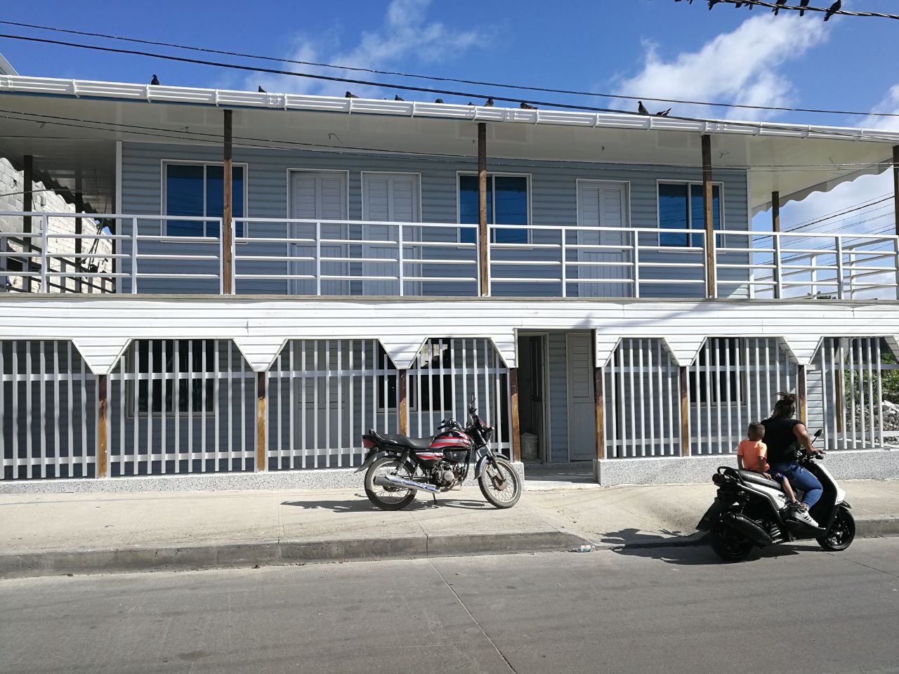 Vista Exterior Islander's blue house