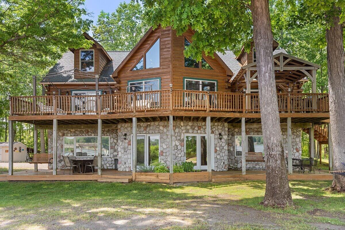 Vista Exterior Cabin Retreat on Big Crooked Lake