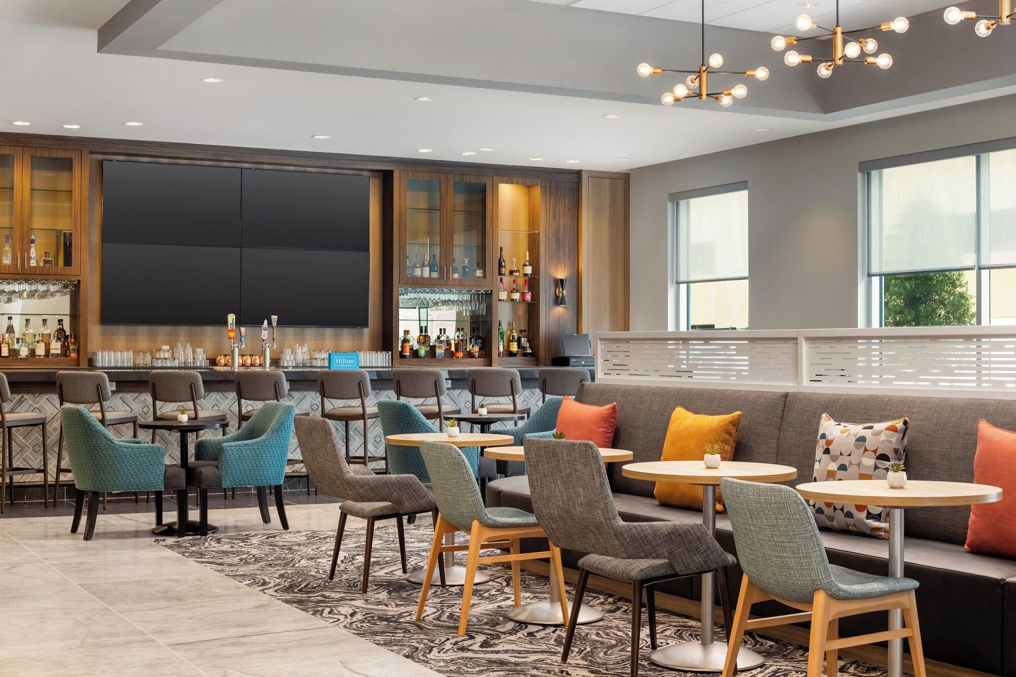 Bar/Salón Tru by Hilton Houston Downtown Convention Center