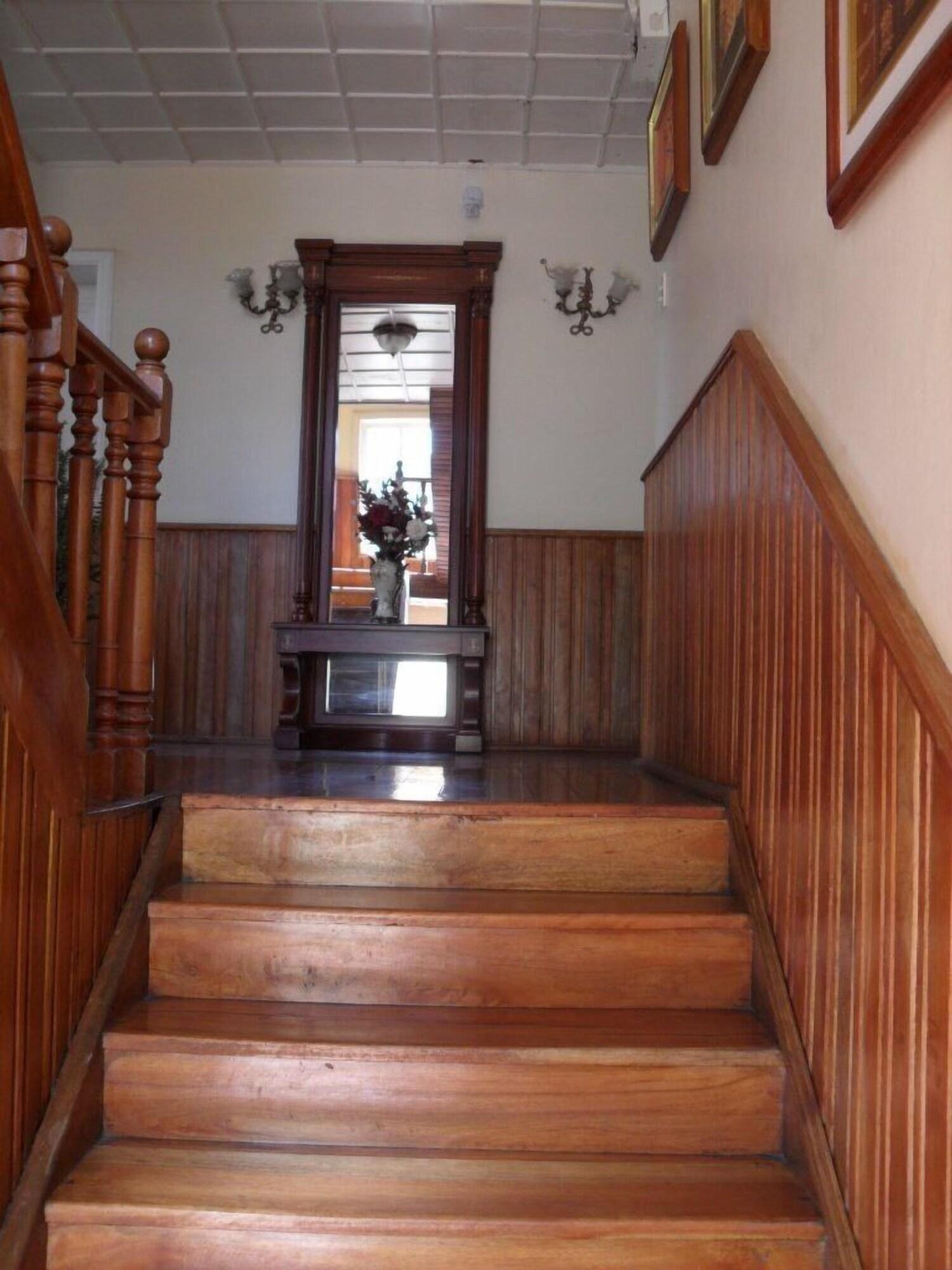 Varios Hostal Volunteer House