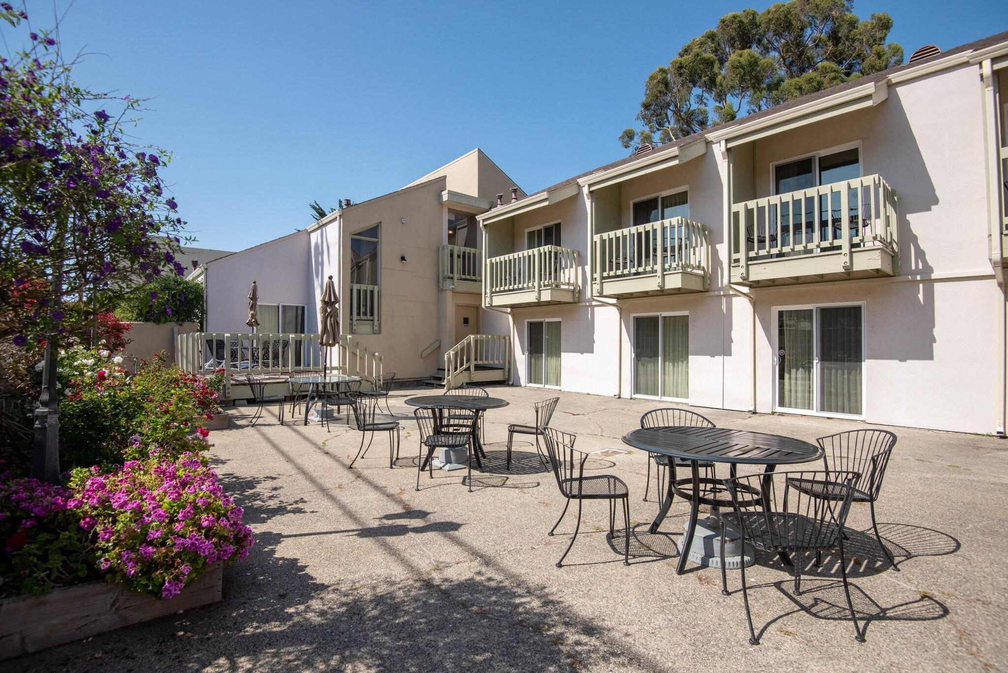Varios Cannery Row Inn