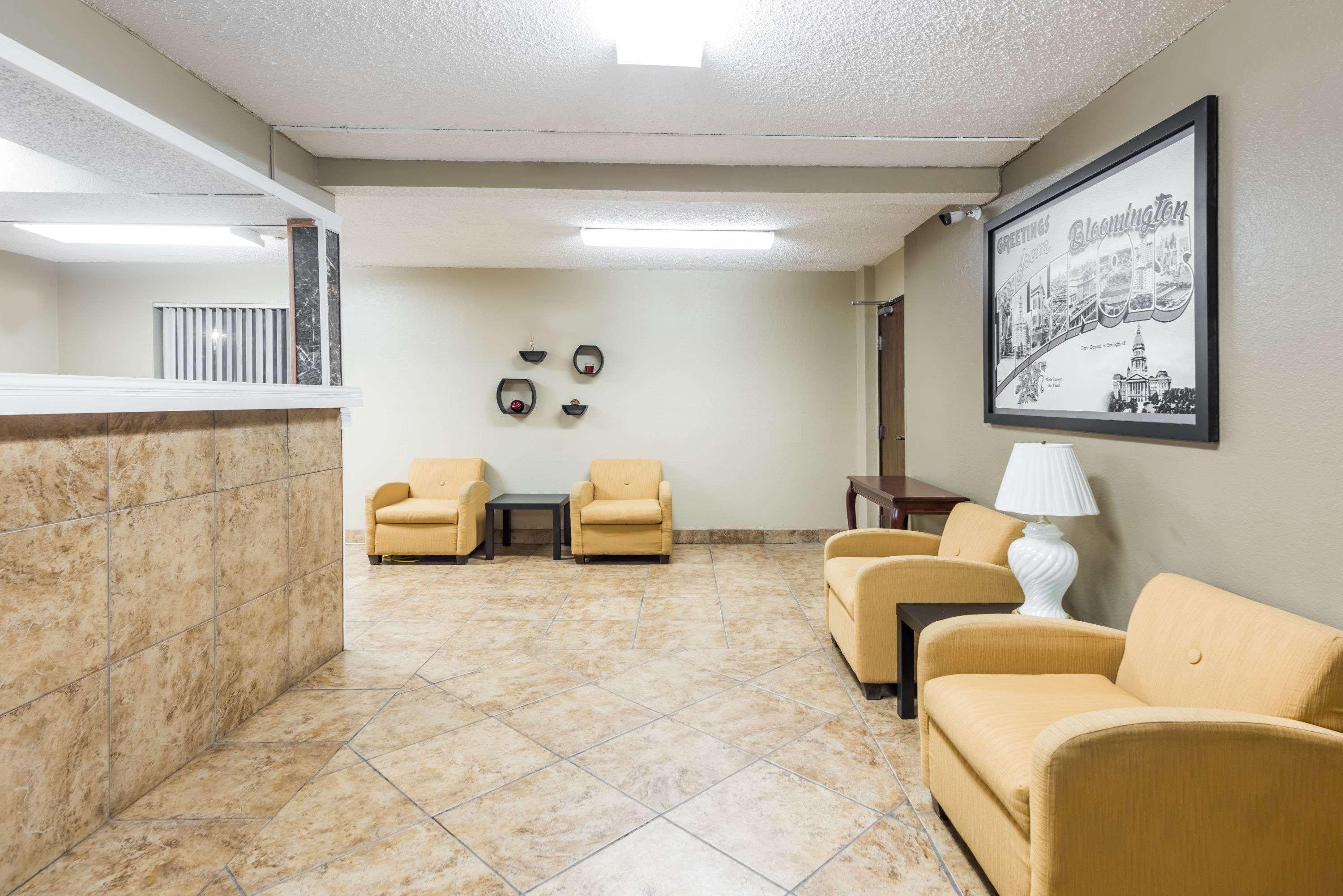 Vista Lobby Super 8 by Wyndham Bloomington/Normal