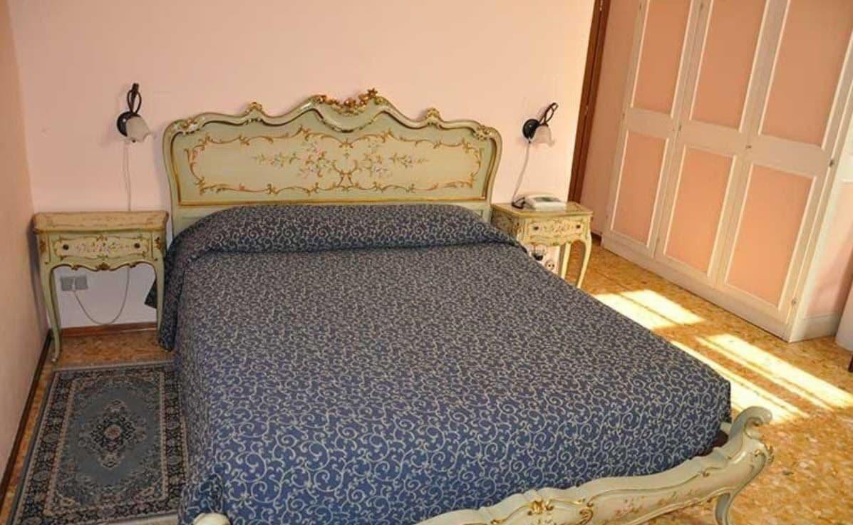 Varios Albergo Parmigiano
