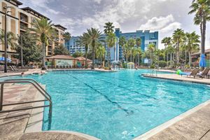 Alquiler Vacacional - Floridays Resort Condo < 4 Mi to Disney World!