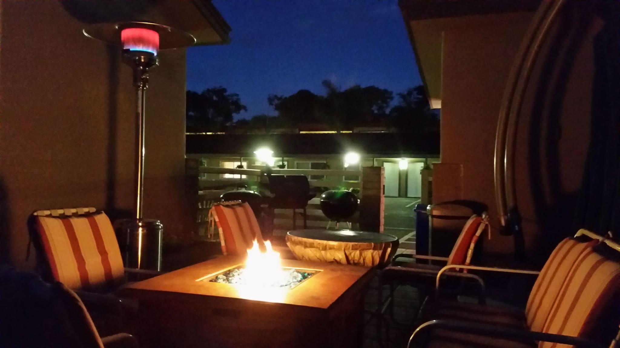 Varios Lone Oak Lodge