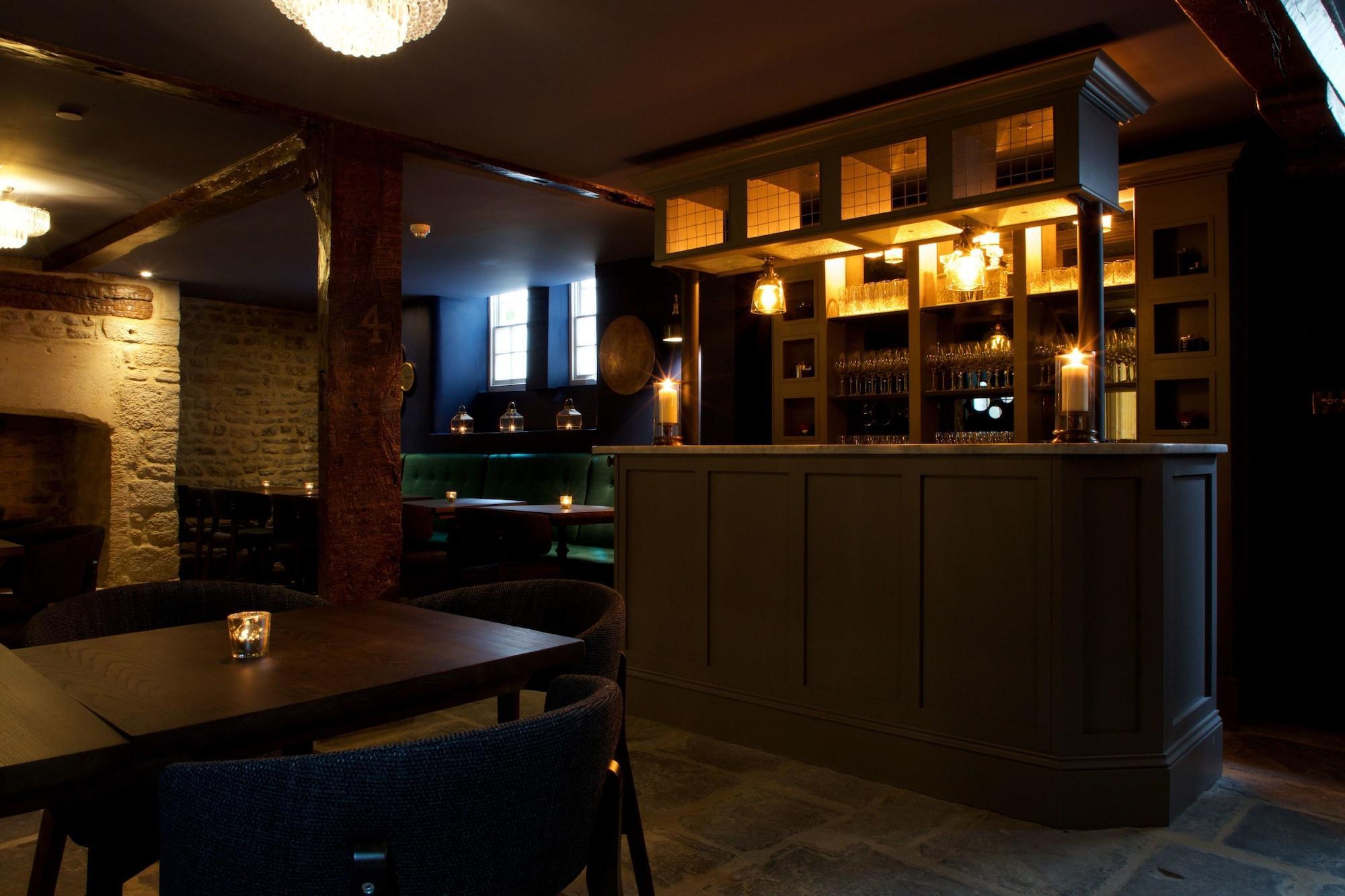 Bar/Salón Eight