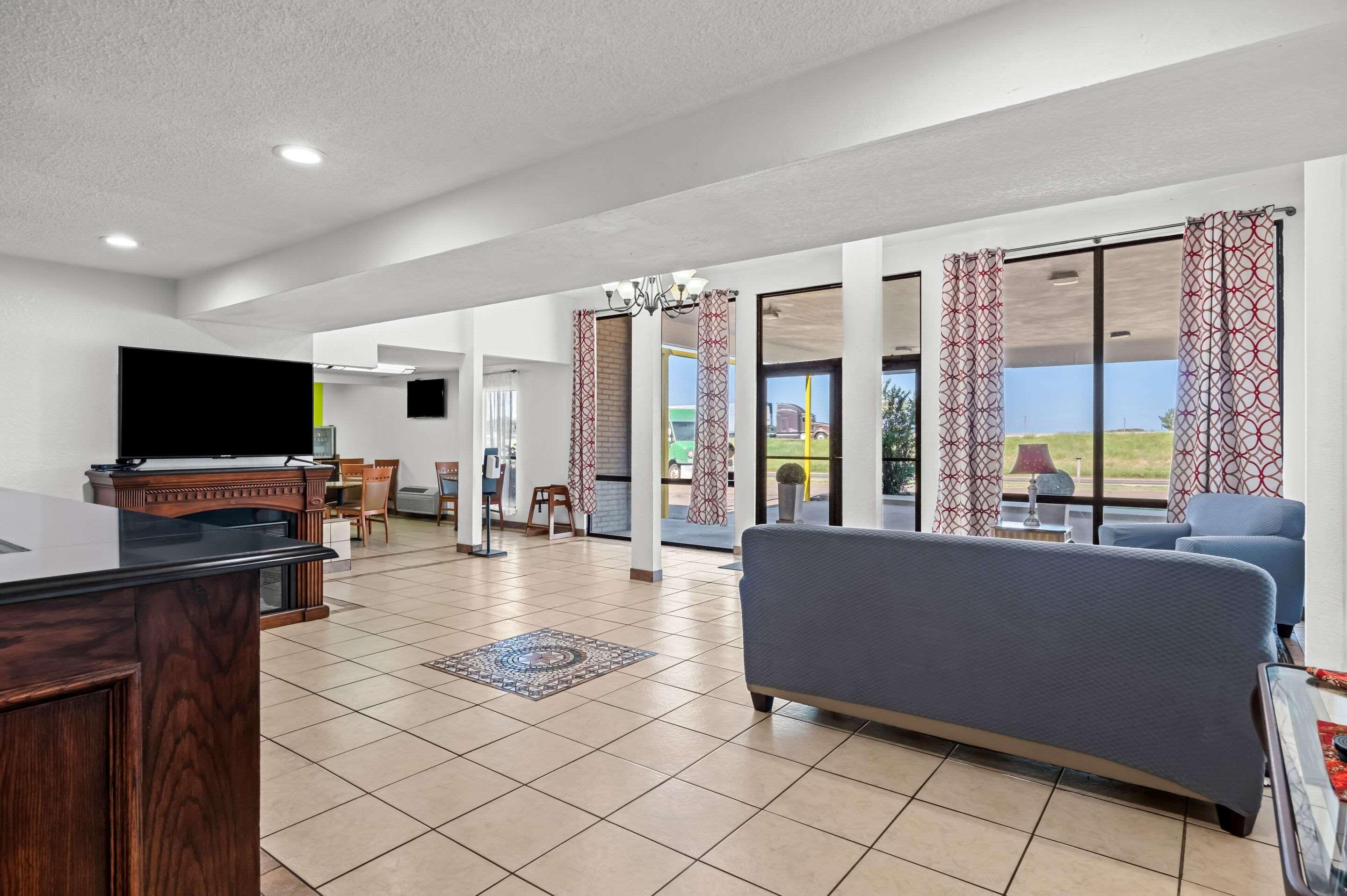Vista Lobby Quality Inn Plainview