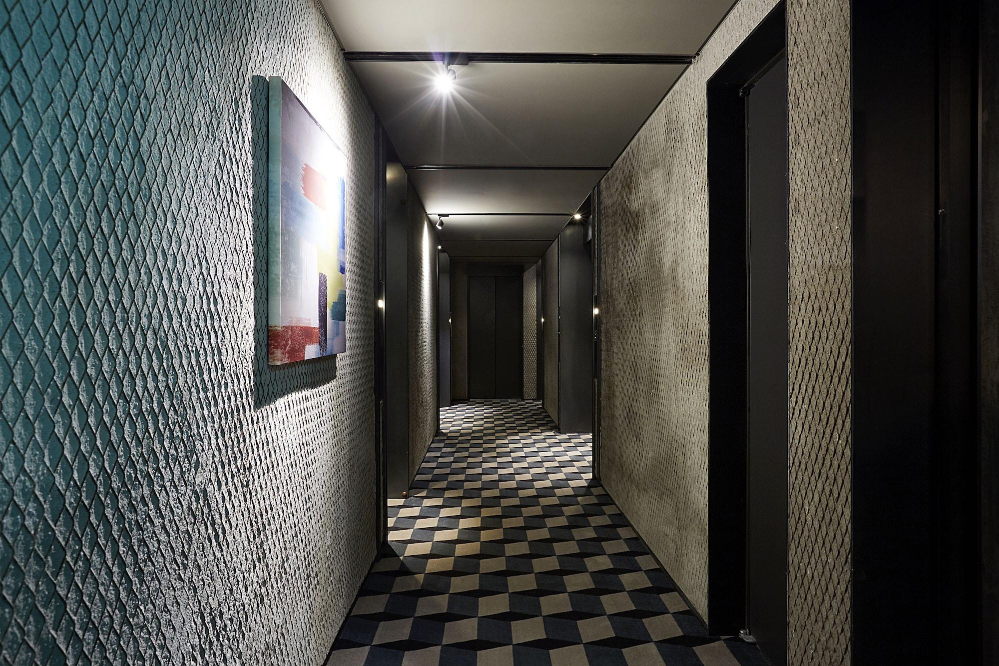 Varios 9 Brick Hotel