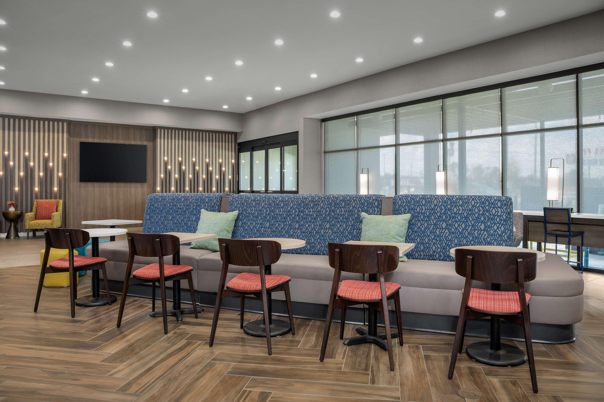 Vista Lobby Home2 Suites By Hilton Cullman