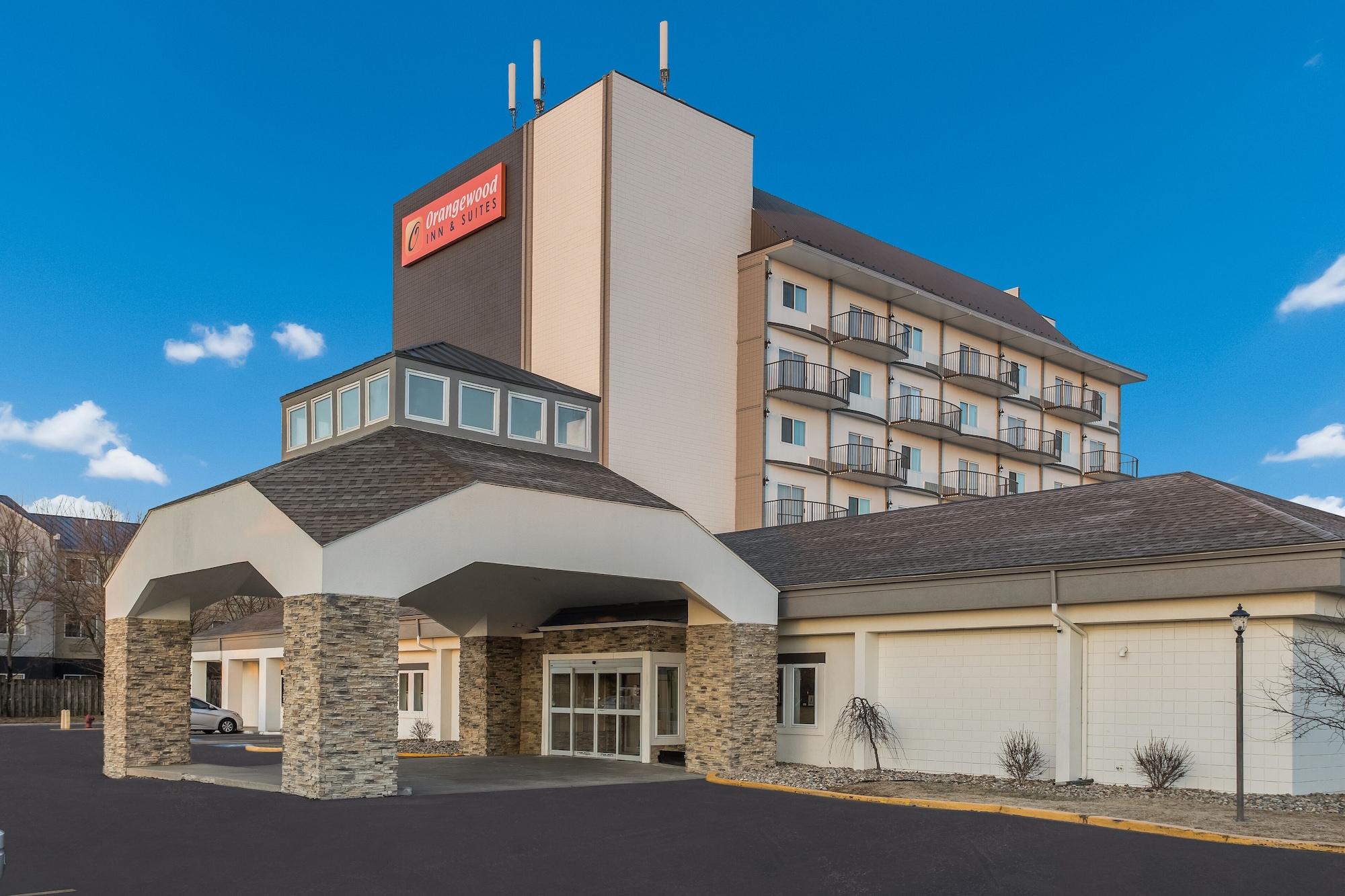 Vista Exterior Orangewood Inn & Suites Kansas City Airport