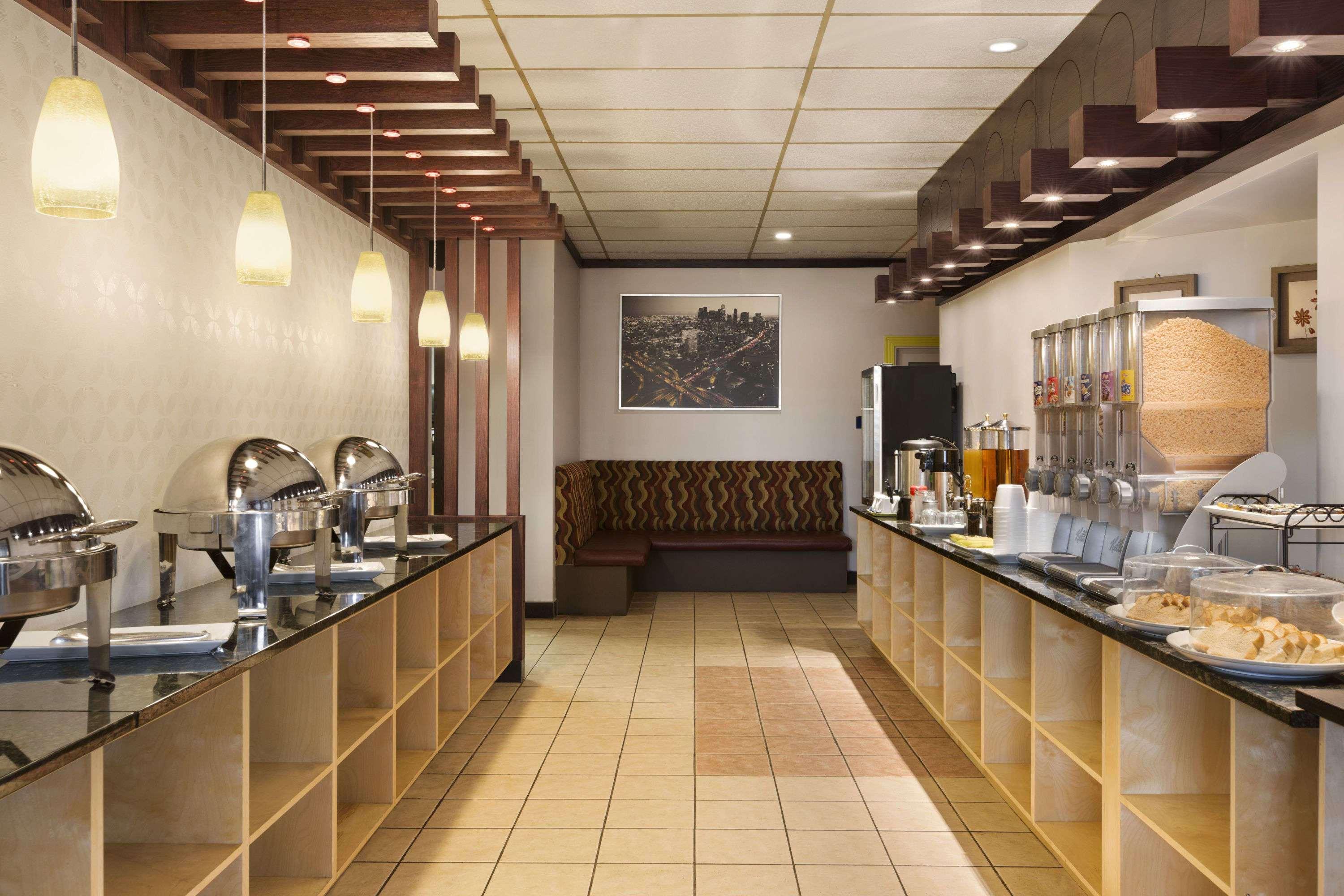 Restaurant Days Inn by Wyndham Vermilion