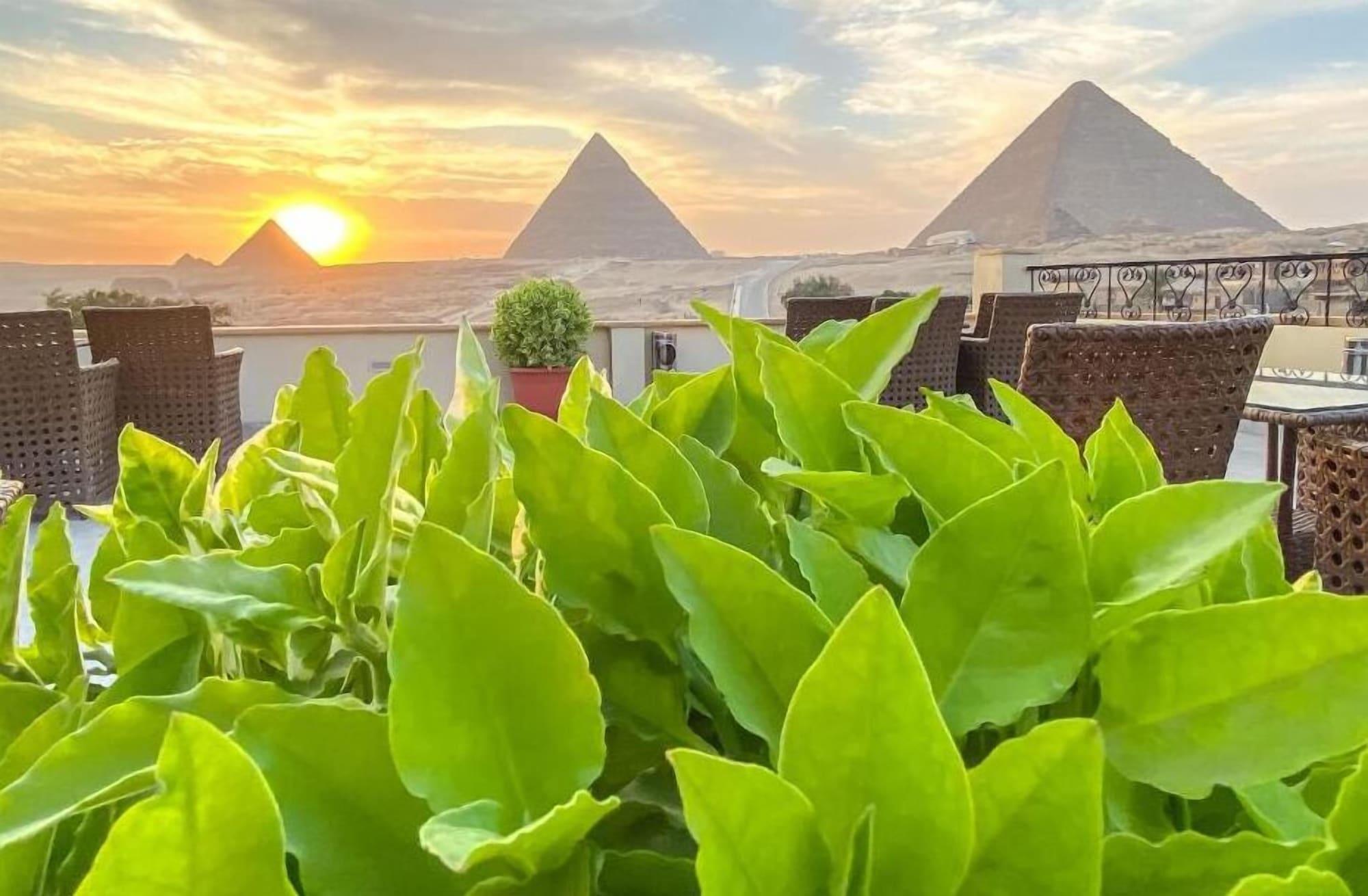 Vista Exterior Egypt Pyramids Inn