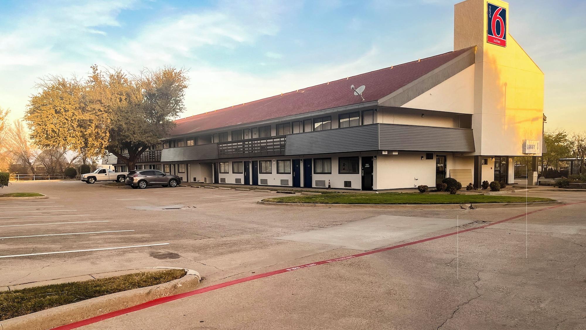 Vista Exterior Studio 6  Suites Dallas. TX - Loop 12 West