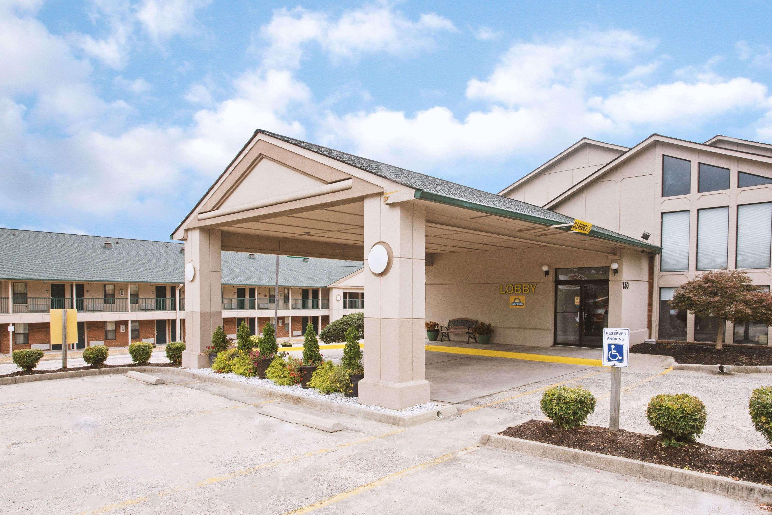 Vista Exterior Days Inn by Wyndham Wytheville