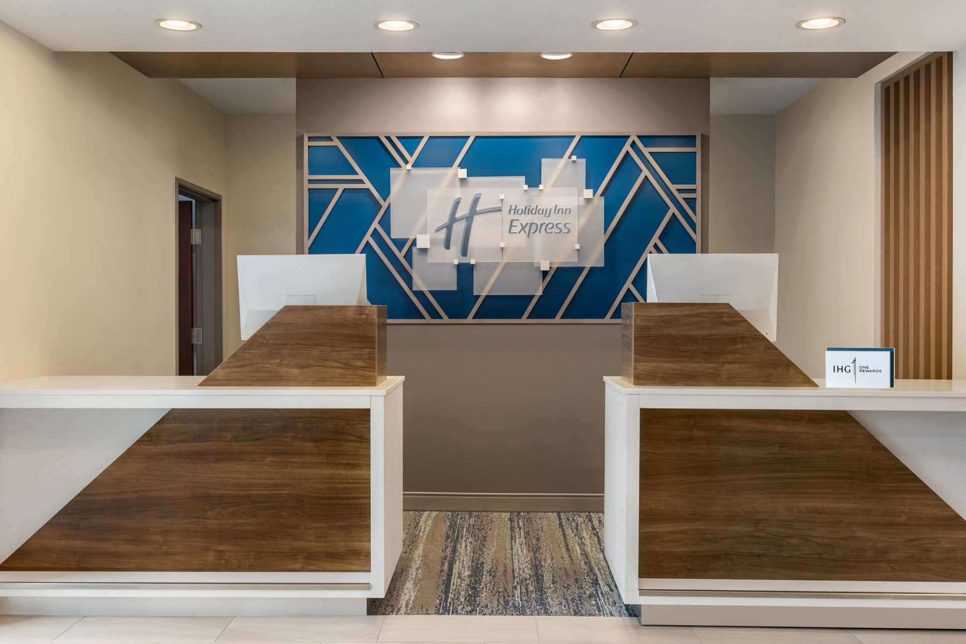 Vista Lobby Holiday Inn Express & Suites East Greenbush (Albany-Skyline) by IHG