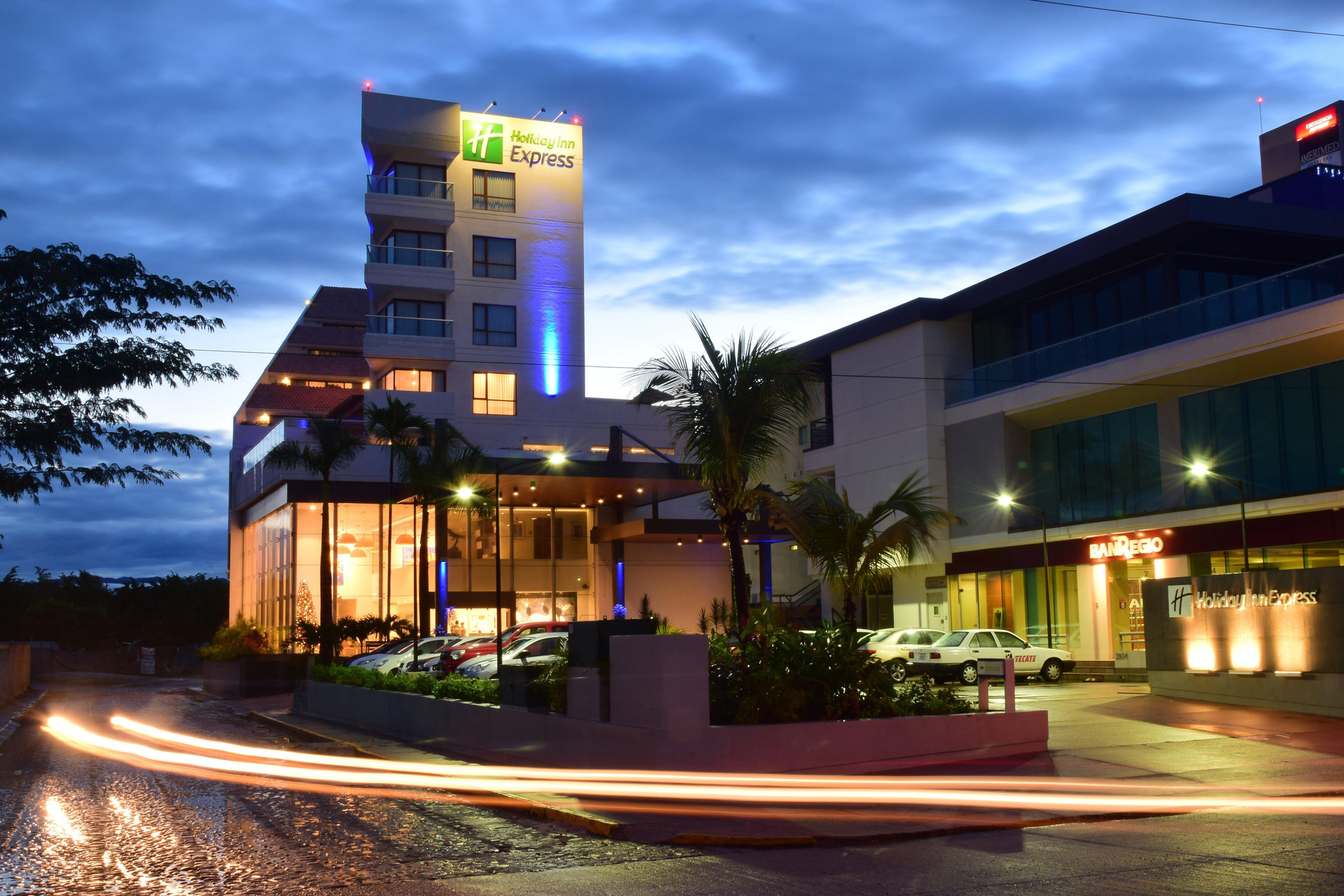 Vista Exterior Holiday Inn Express Puerto Vallarta by IHG