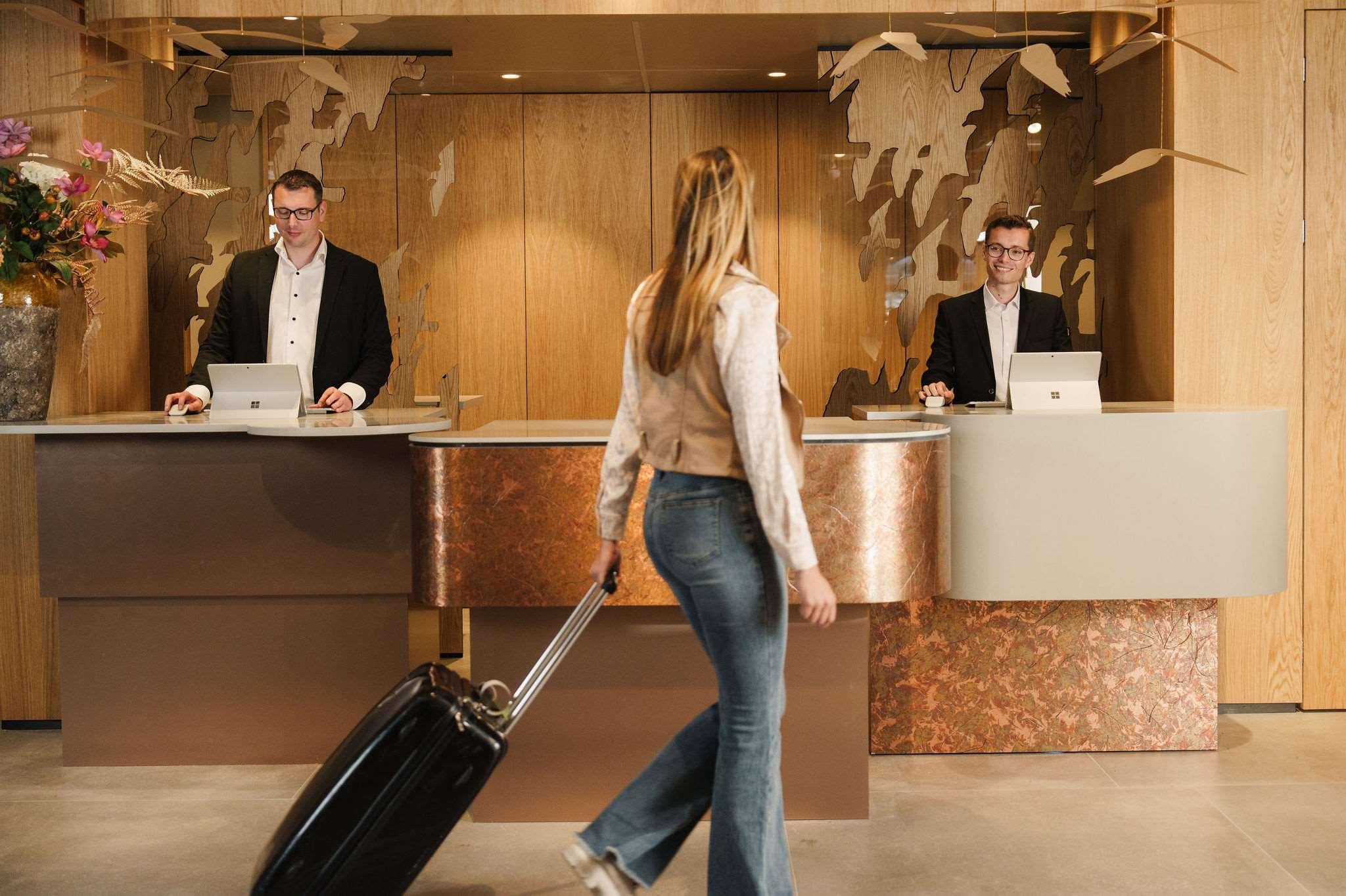 Vista Lobby Carlton Oasis