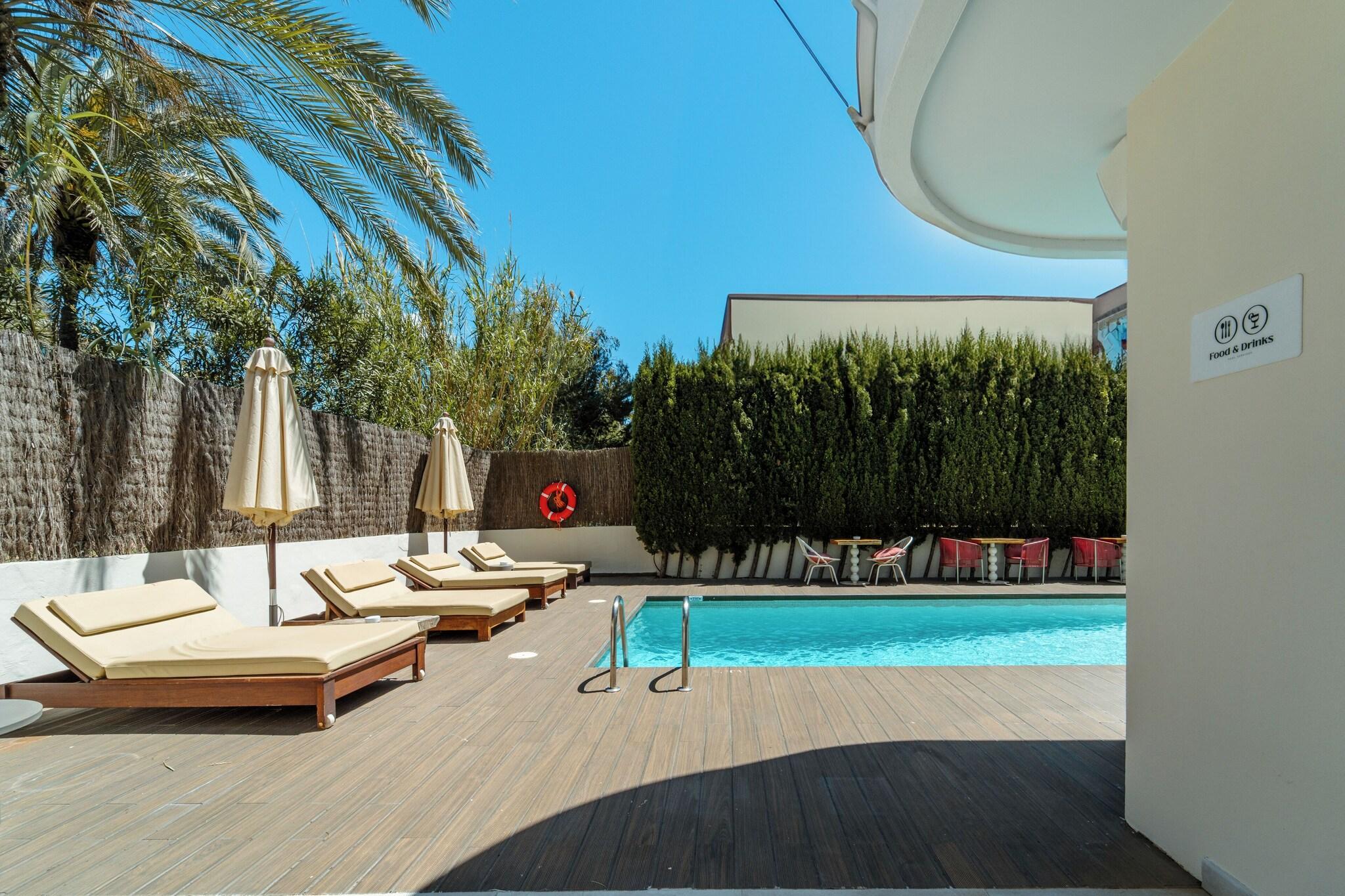 Vista Piscina El Hotel Pacha – Includes entrance to Pacha Club