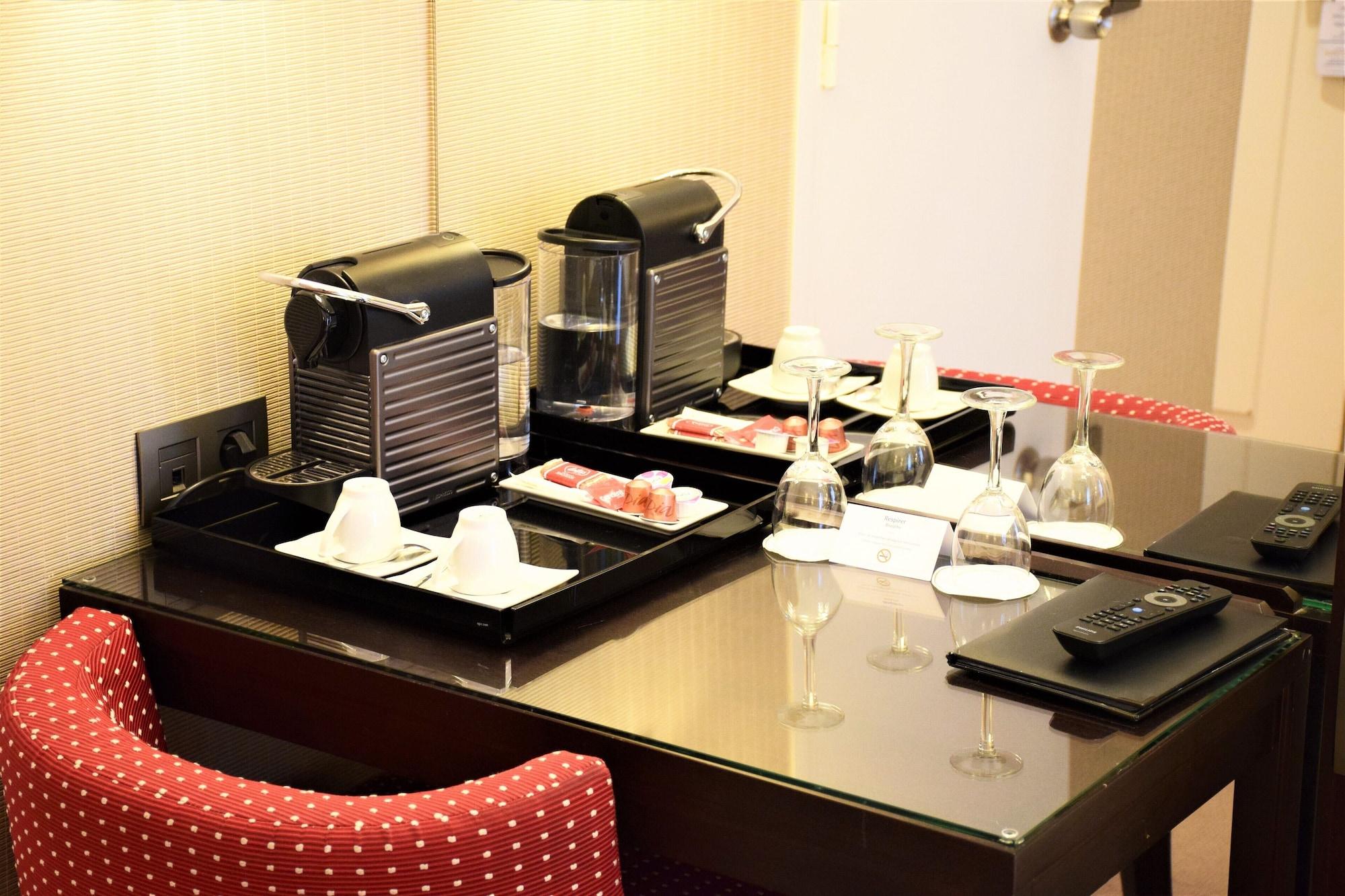 Bar/Salón Folkestone Opéra