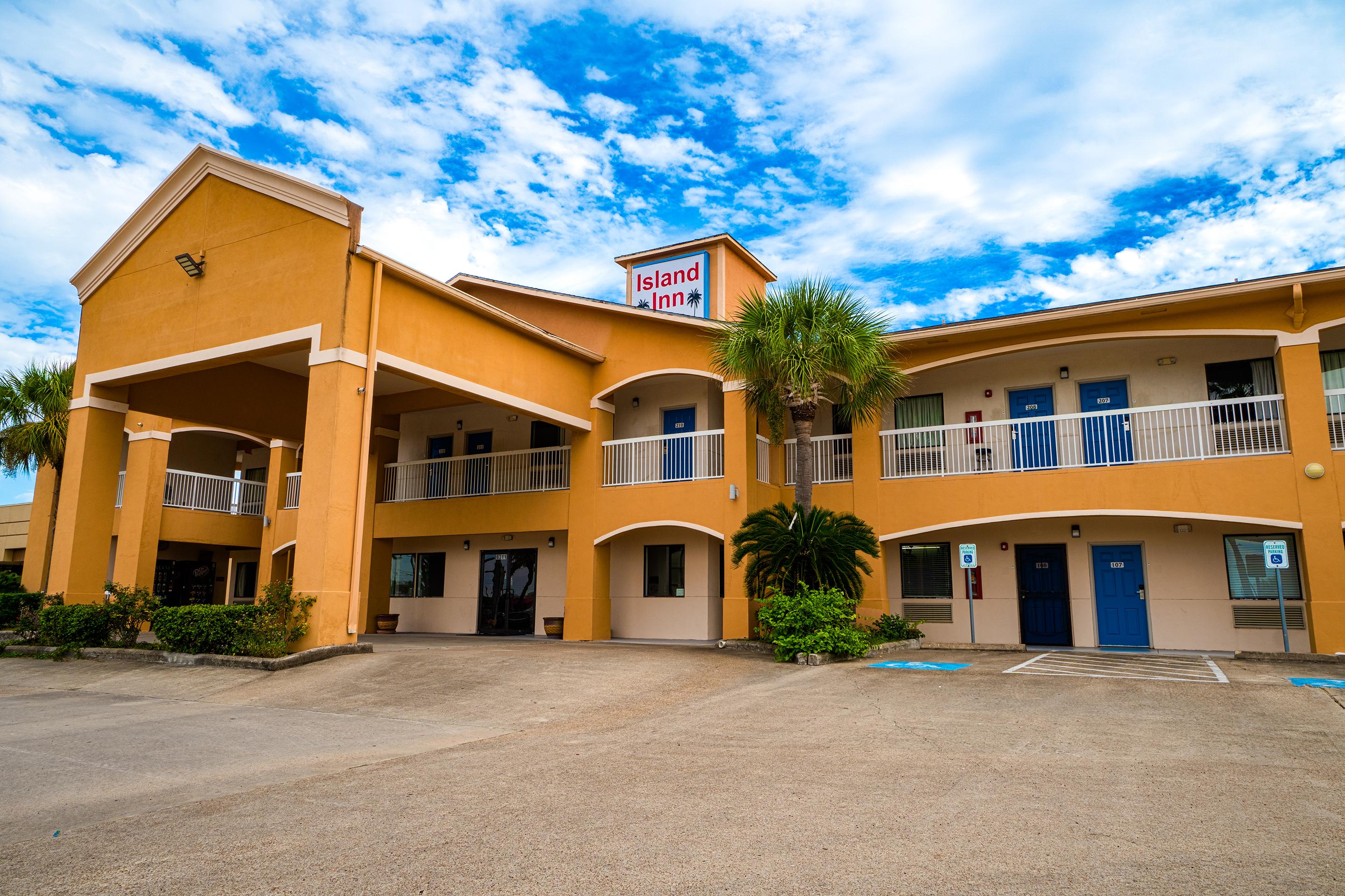 Vista Exterior Island Inn by OYO Galveston Beach, TX