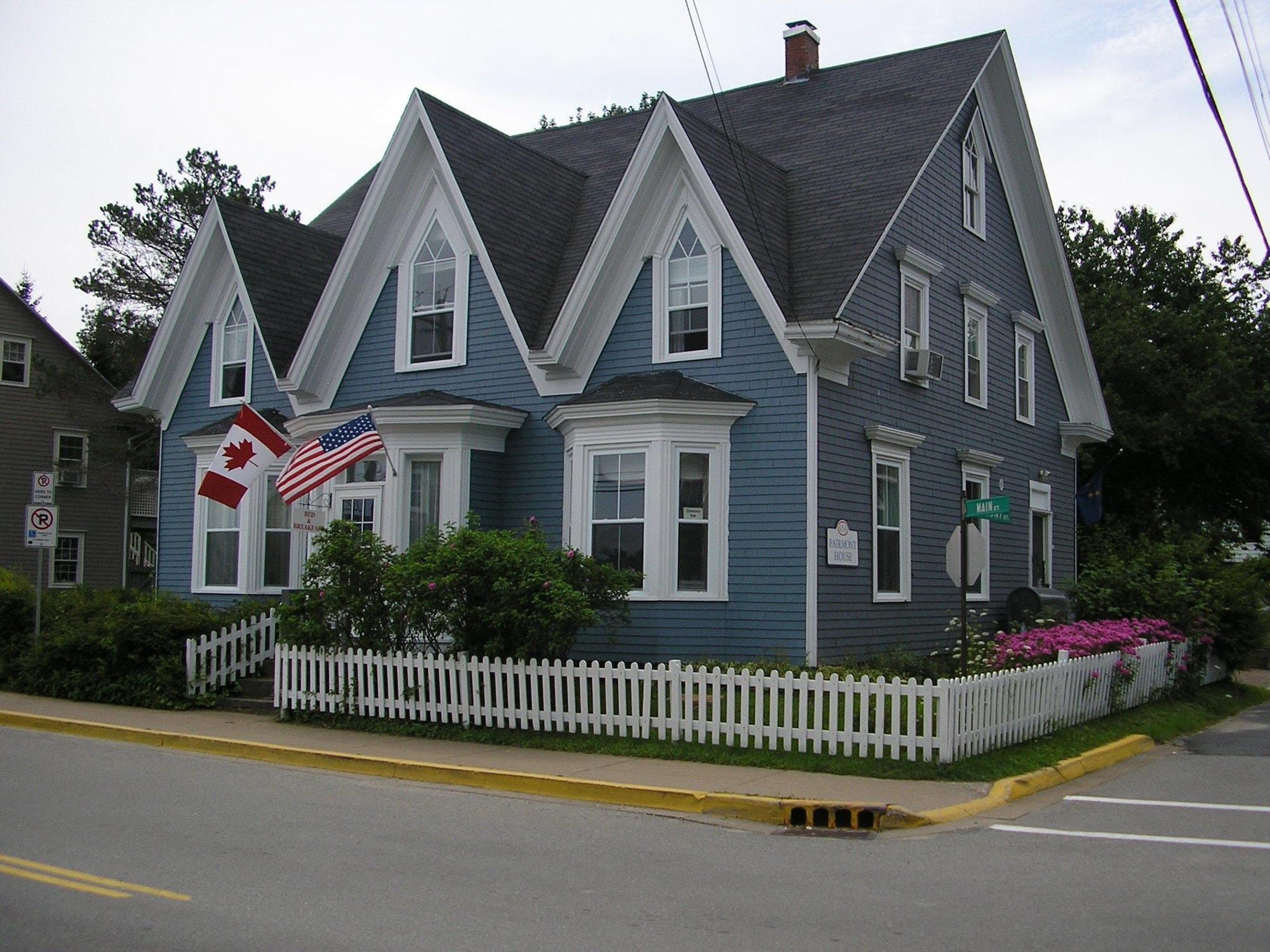 Varios Fairmont House Bed & Breakfast
