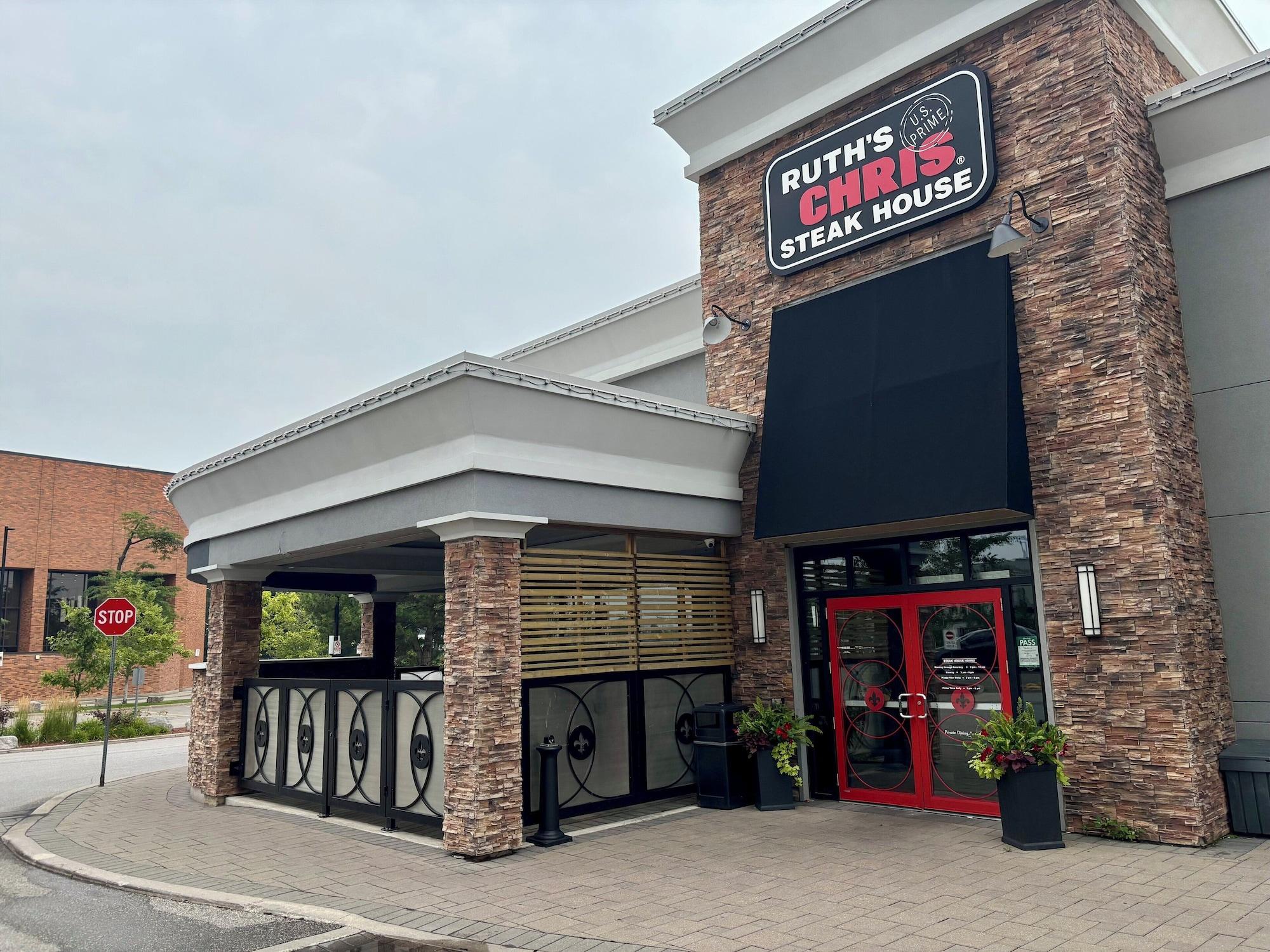 Restaurant Holiday Inn Toronto - Int'l Airport by IHG