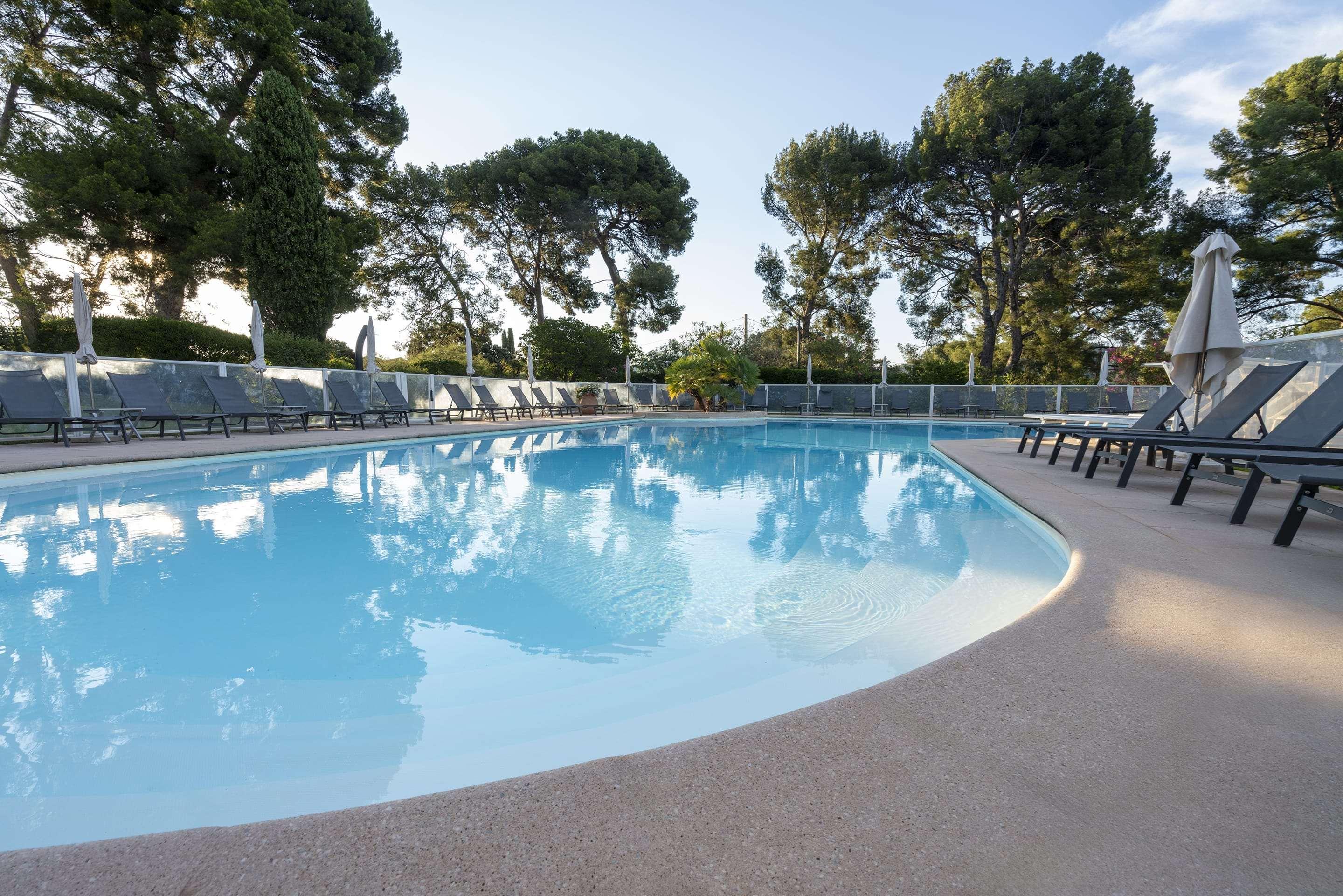 Vista Piscina Grand Hotel Des Lecques BW Signature Collection