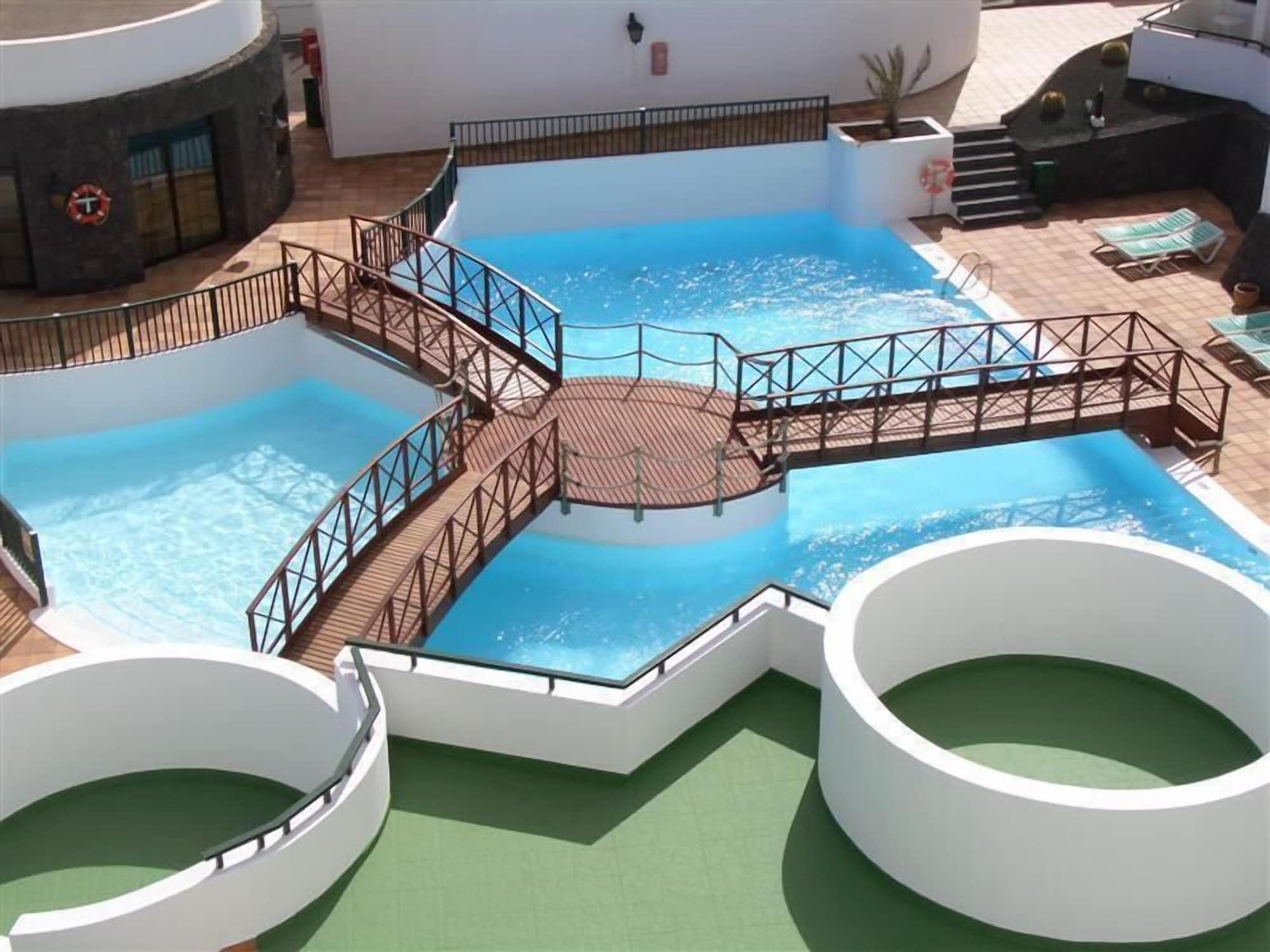 Vista Piscina Apartamentos Lanzarote Paradise