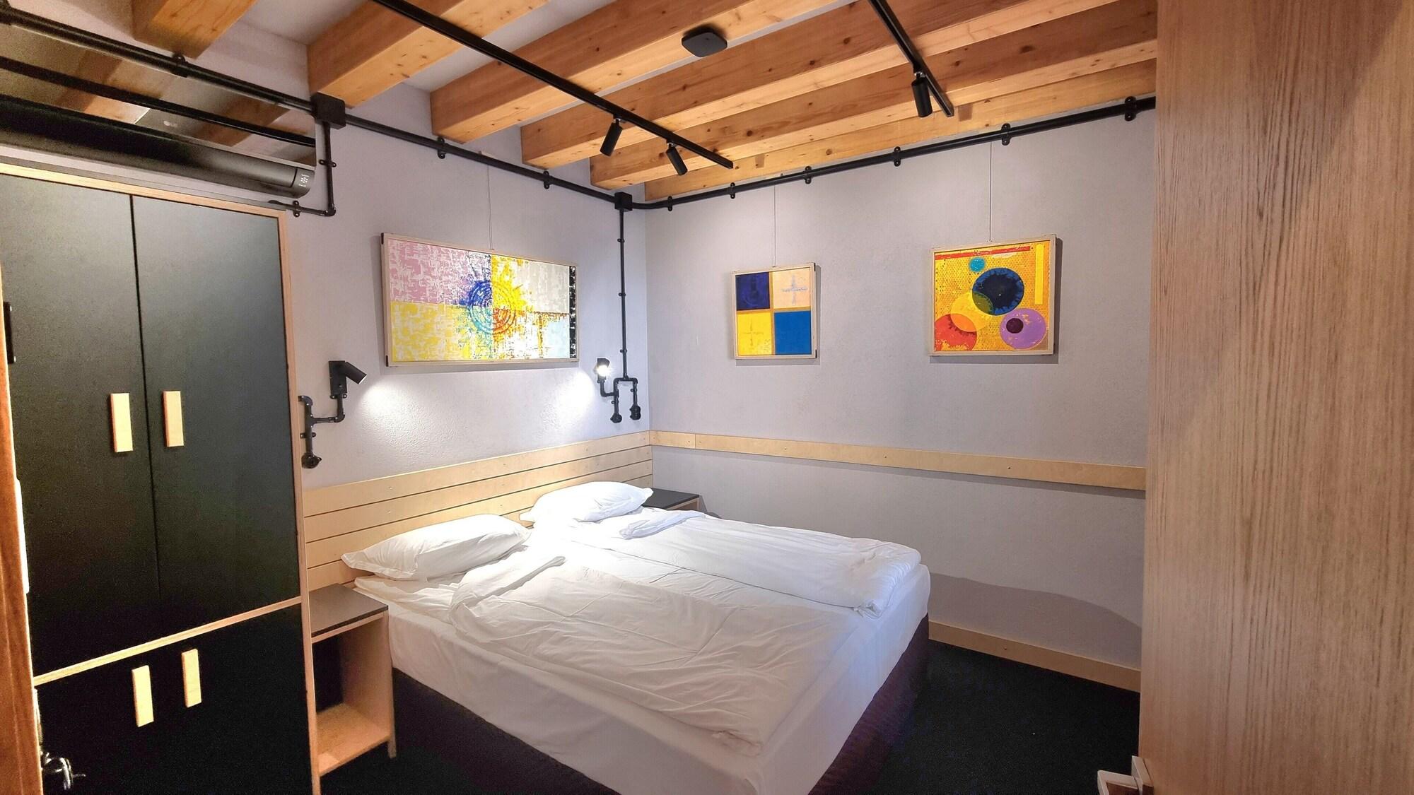 Varios ART HOTEL 158