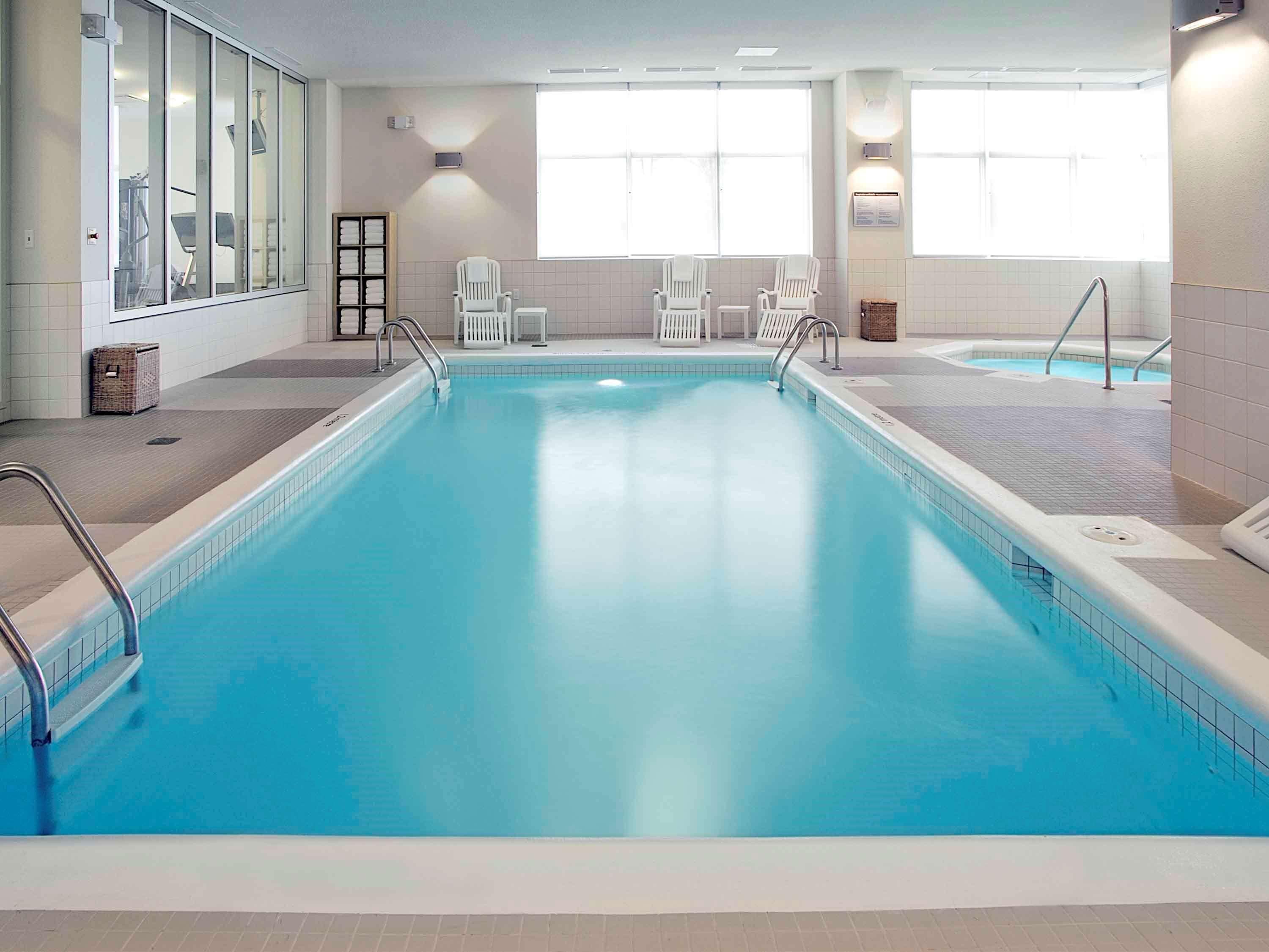 Vista Piscina Novotel Montreal Airport