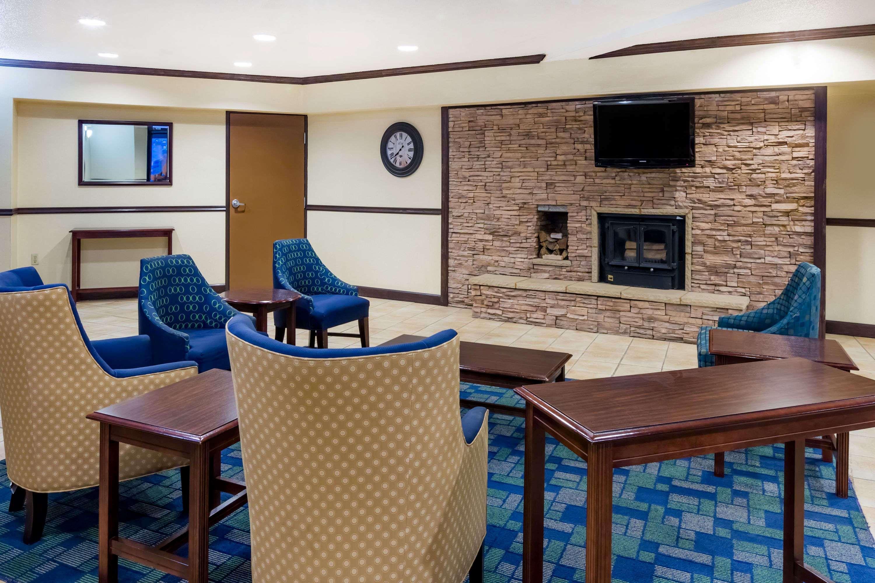 Vista Lobby Days Inn & Suites by Wyndham Bridgeport - Clarksburg