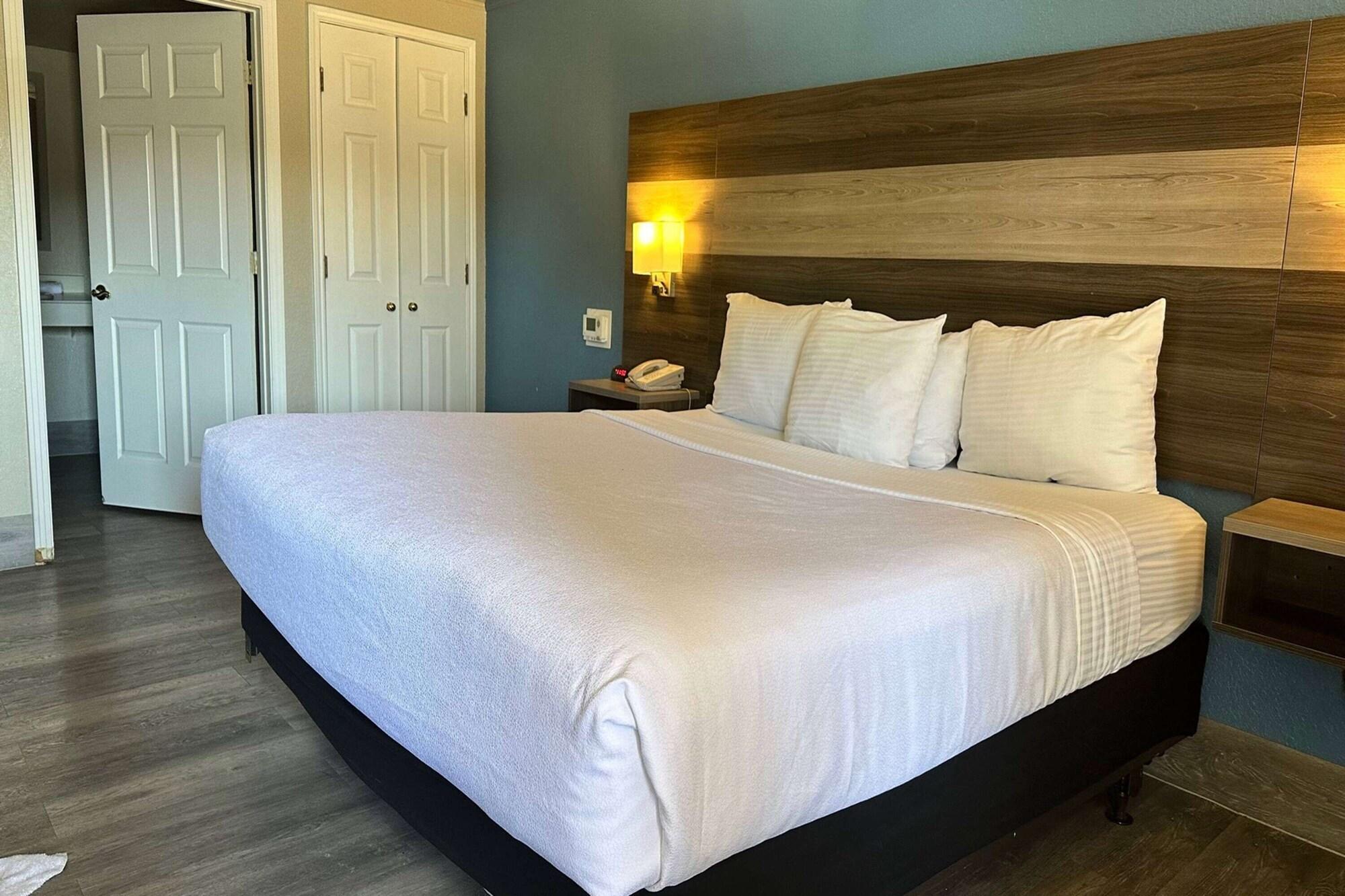 Varios Days Inn by Wyndham San Diego Vista