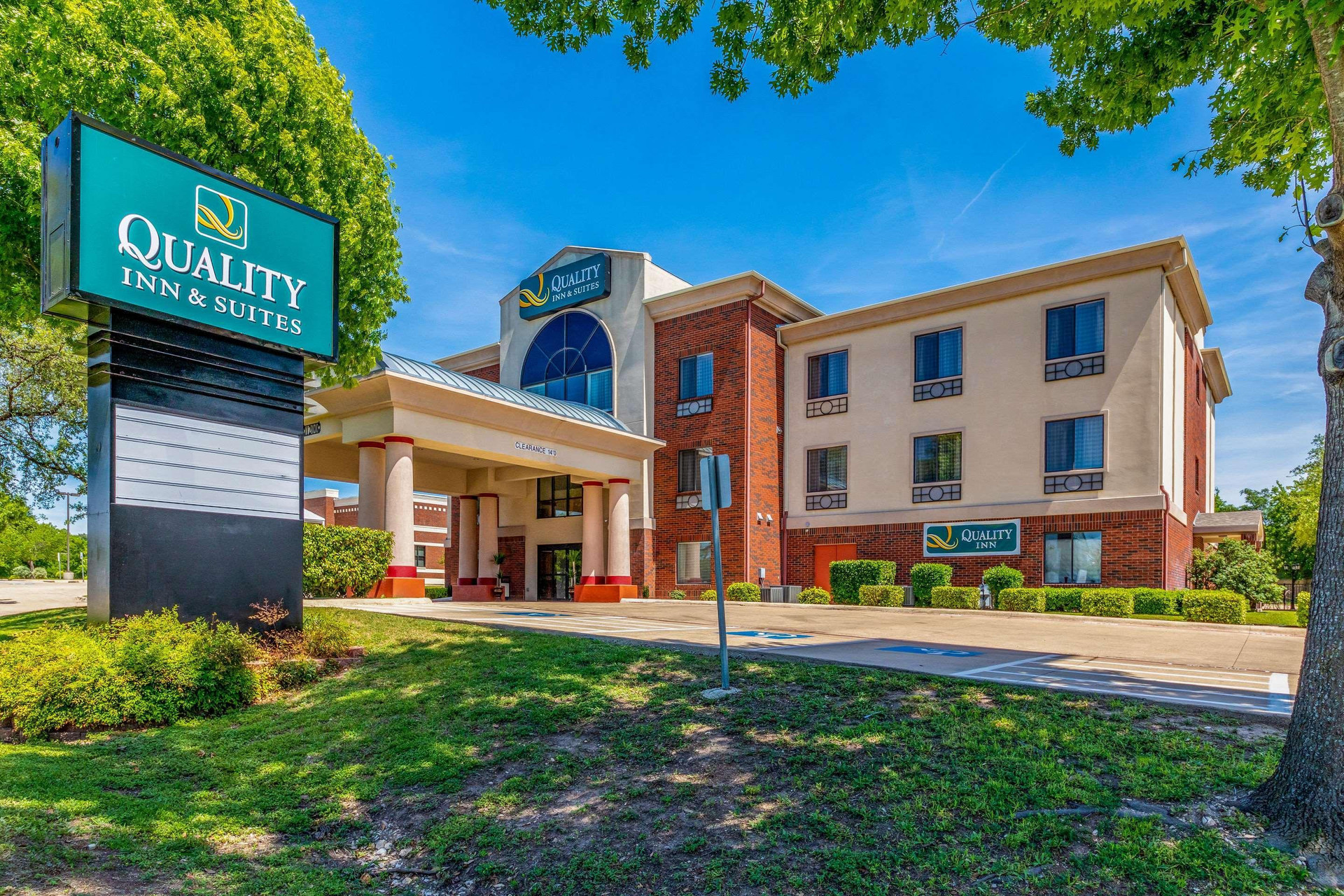 Vista Exterior Quality Inn & Suites Coppera Cove